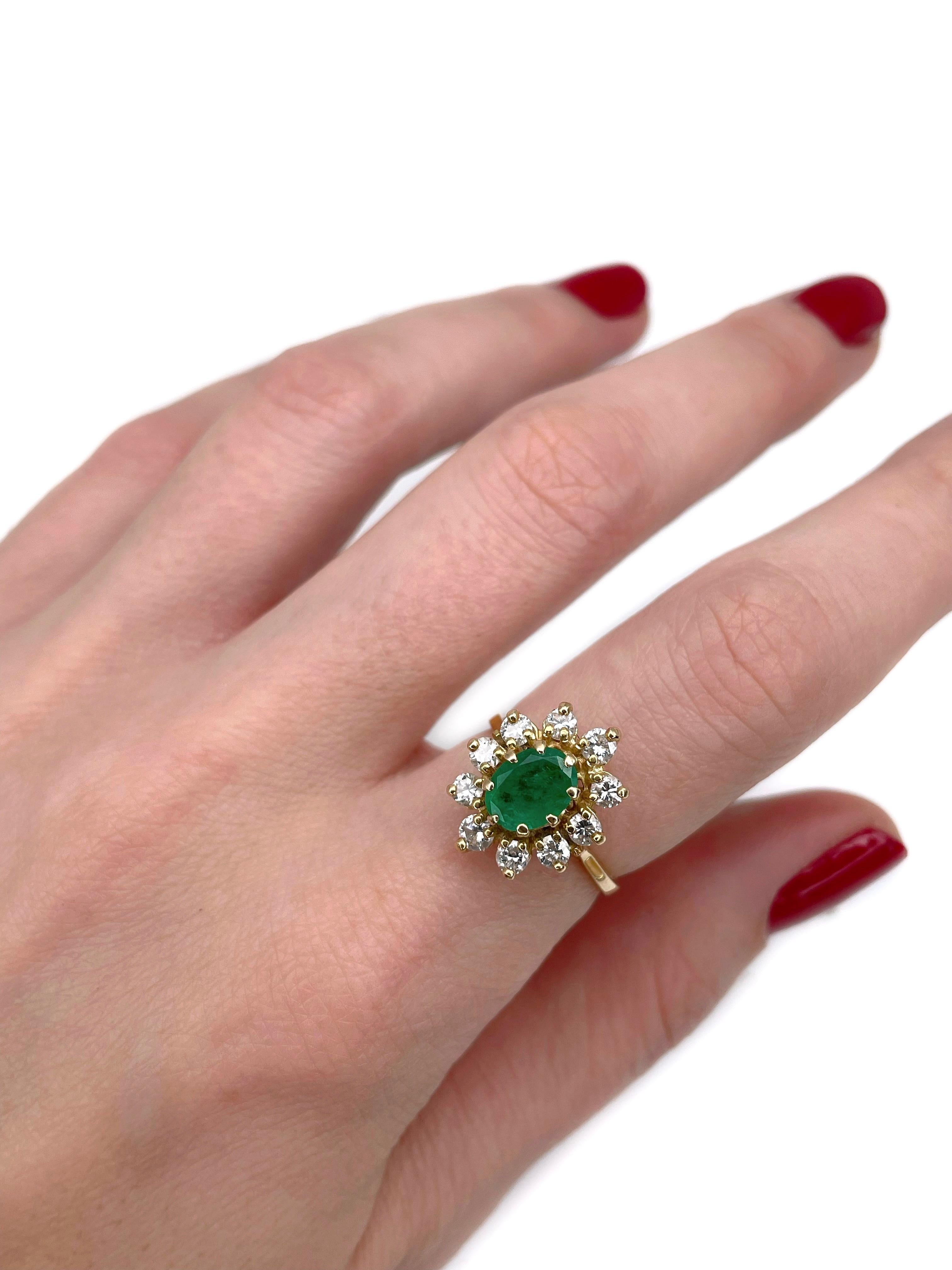 Dies ist ein Vintage-Cluster-Ring in 18K Gelbgold gefertigt. Circa 1980. 

Das Stück weist folgende Merkmale auf:
- 1 Smaragd, ovaler Schliff, 0,75ct, vslbG 6/4, P1
- 10 Diamanten, runder Brillantschliff, TW 0,65ct, RW-W, VS-SI

Gewicht: 4,12 g