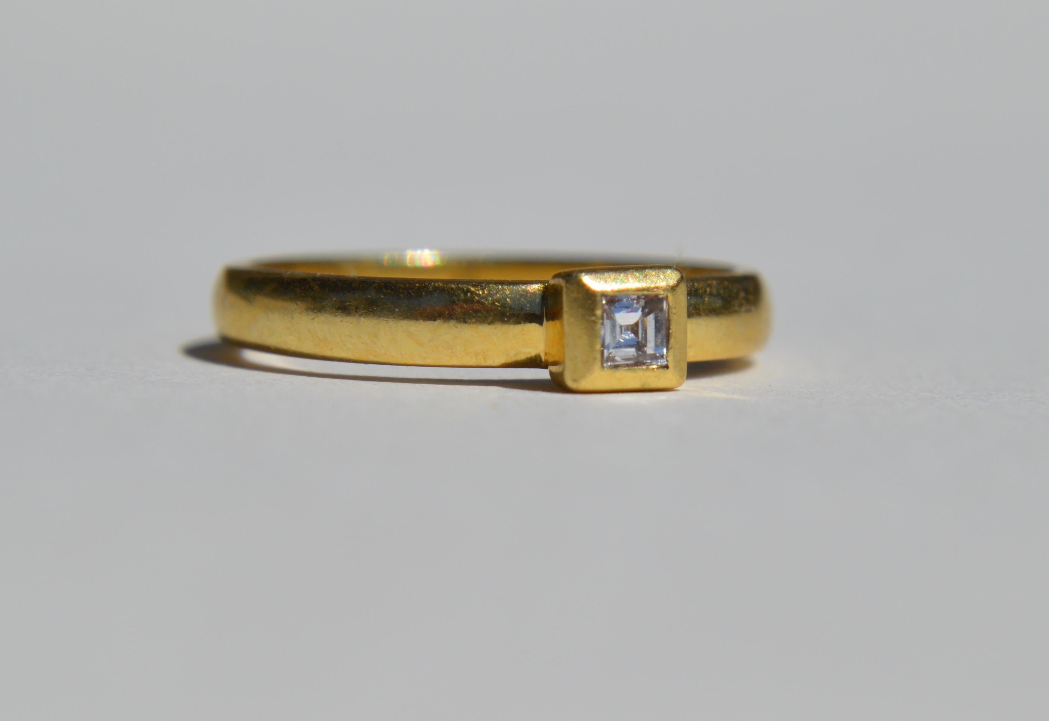 Beautiful vintage circa 1960s .10 carat carre cut diamond ring in 18K yellow gold. In good condition. Size 6.5, can be resized by a jeweler. Diamond has been graded as VS1 (very slightly included), color E (near colorless). Perfect for a minimal
