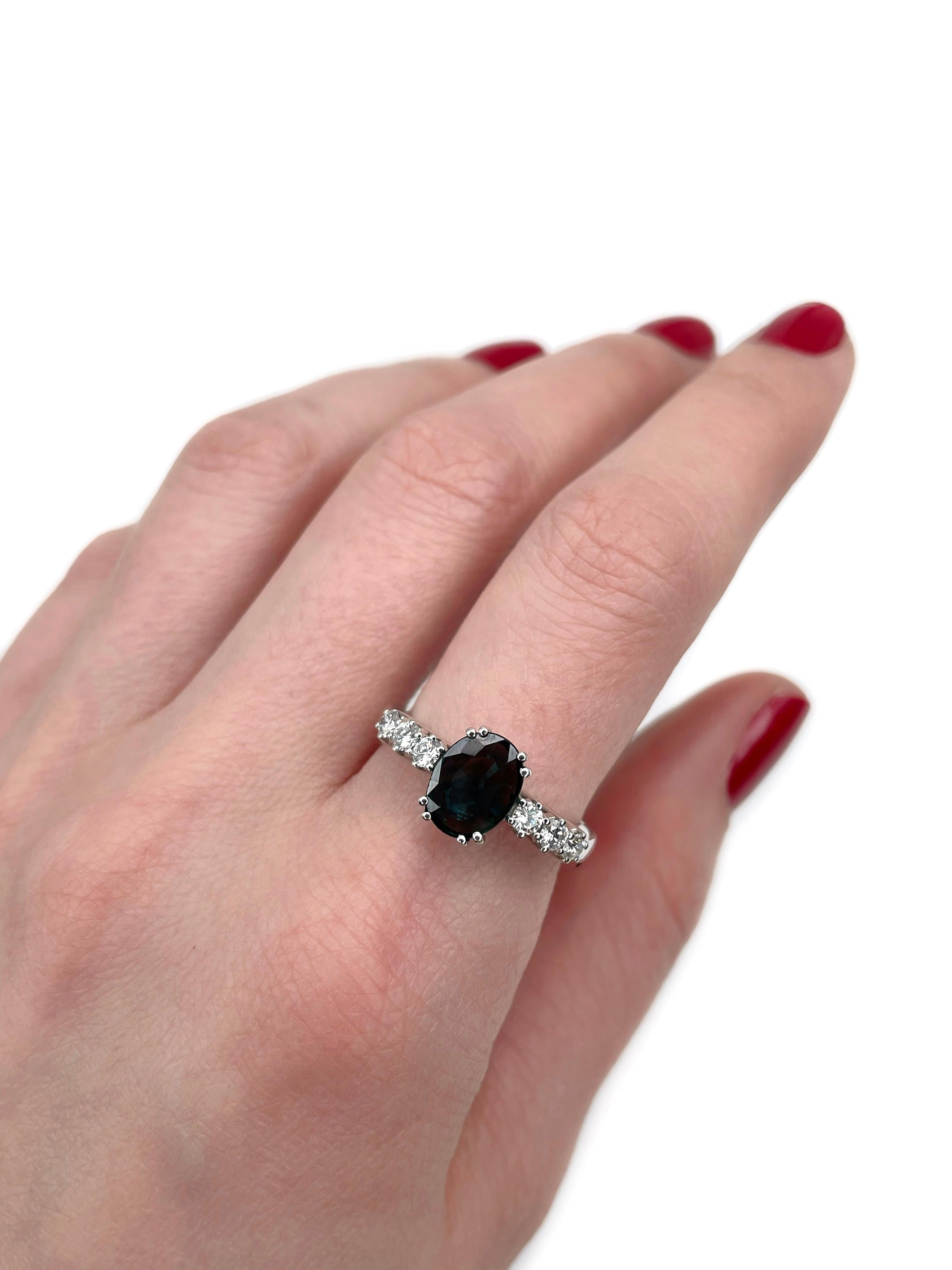 Dies ist ein Vintage-Ring in 18K Weißgold gefertigt. Circa 1980. 

Das Stück weist folgende Merkmale auf:
- 1 Saphir (Ovalschliff, 1,10ct, B 8/2, VS)
- 6 Diamanten (runder Brillantschliff, TW 0,36ct, RW+/W, VVS-VS)

Gewicht: 4,53g
Größe: 17.75 (US