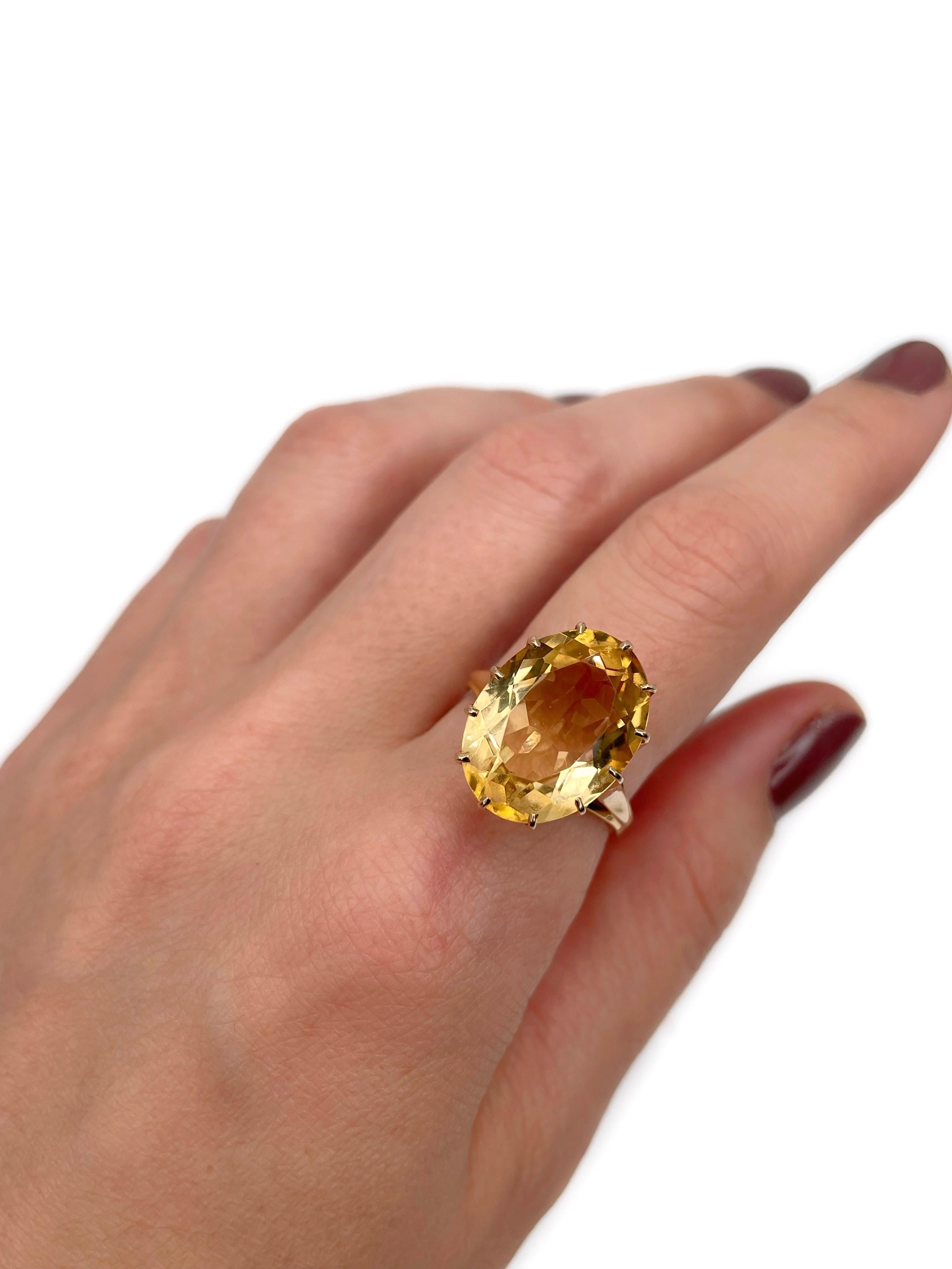 Si tratta di un anello da cocktail vintage realizzato in oro 18K. Il pezzo presenta un citrino: taglio ovale, 11,00ct, Y 4/3, VVS. Circa 1980. 

Peso: 6,90 g
Taglia: 18,25 (US 8)

IMPORTANTE: chiedi informazioni sulla possibilità di