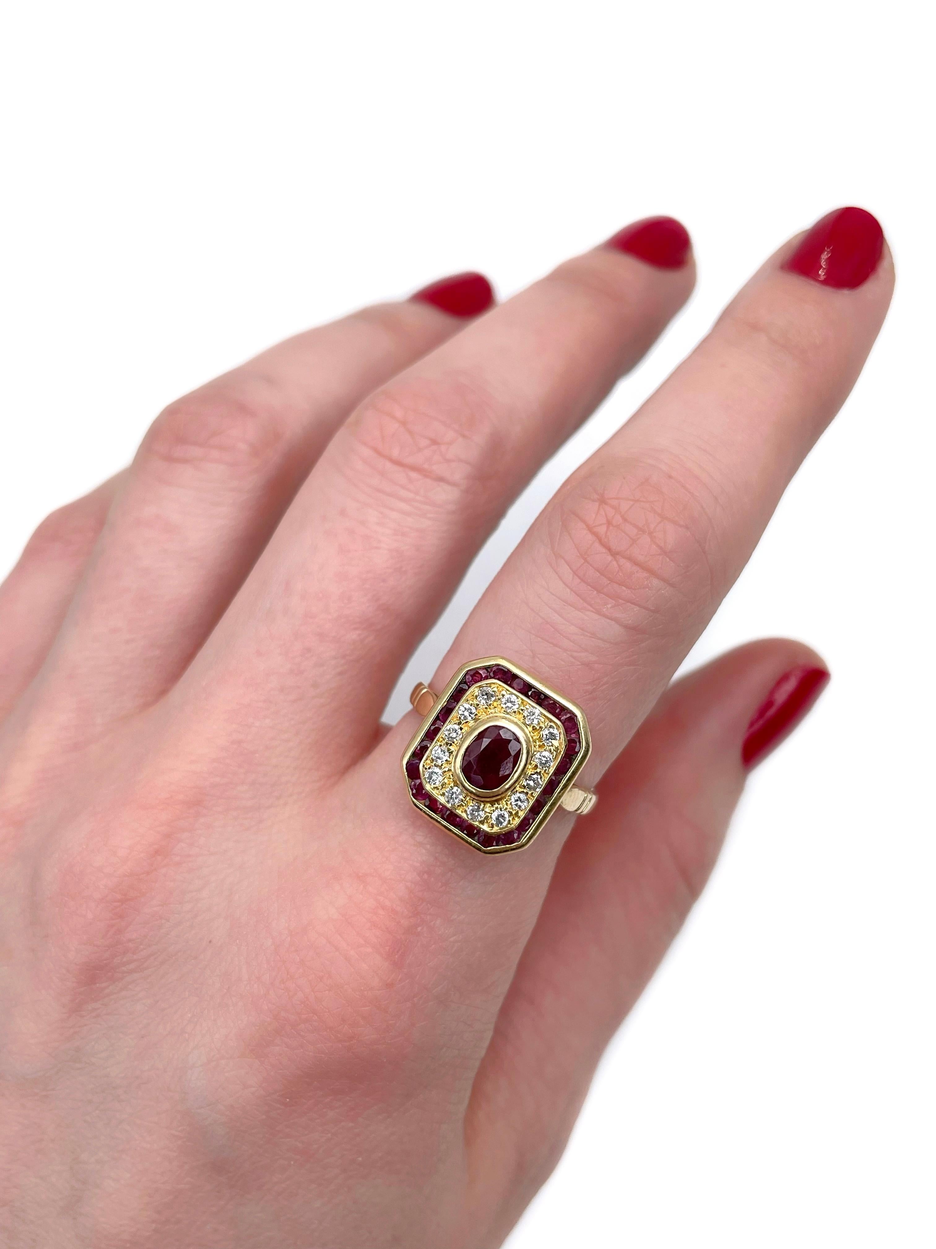 Il s'agit d'une bague de cocktail rectangle vintage en or jaune 18 carats. Circa 1980. 

La pièce comporte :
- 1 rubis (taille ovale, 0,55ct, slpR 7/4, P3)
- 22 rubis (taille ronde, TW 0,70ct, slpR 6/4, VS-SI)
- 14 diamants (taille ronde brillante,
