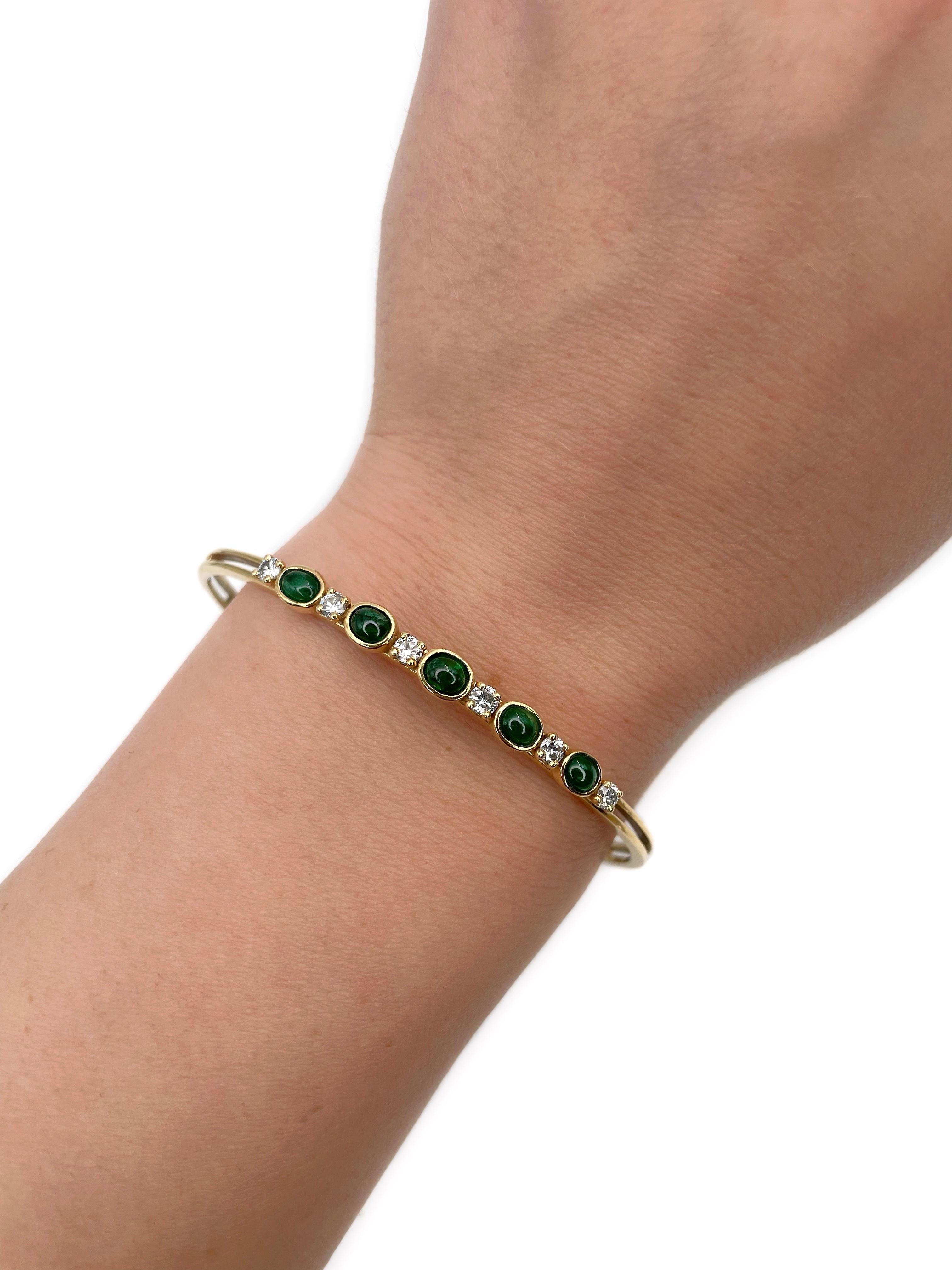 Dies ist ein Vintage-Armreif mit Scharnier. Sie ist aus 18 Karat Gold gefertigt. Circa 1980. 

Das Stück weist folgende Merkmale auf:
- 5 Smaragde, ovaler Cabochon-Schliff, TW 1,40ct, vslbG 7/4, P3
- 6 Diamanten, runder Brillantschliff, TW 0,42ct,