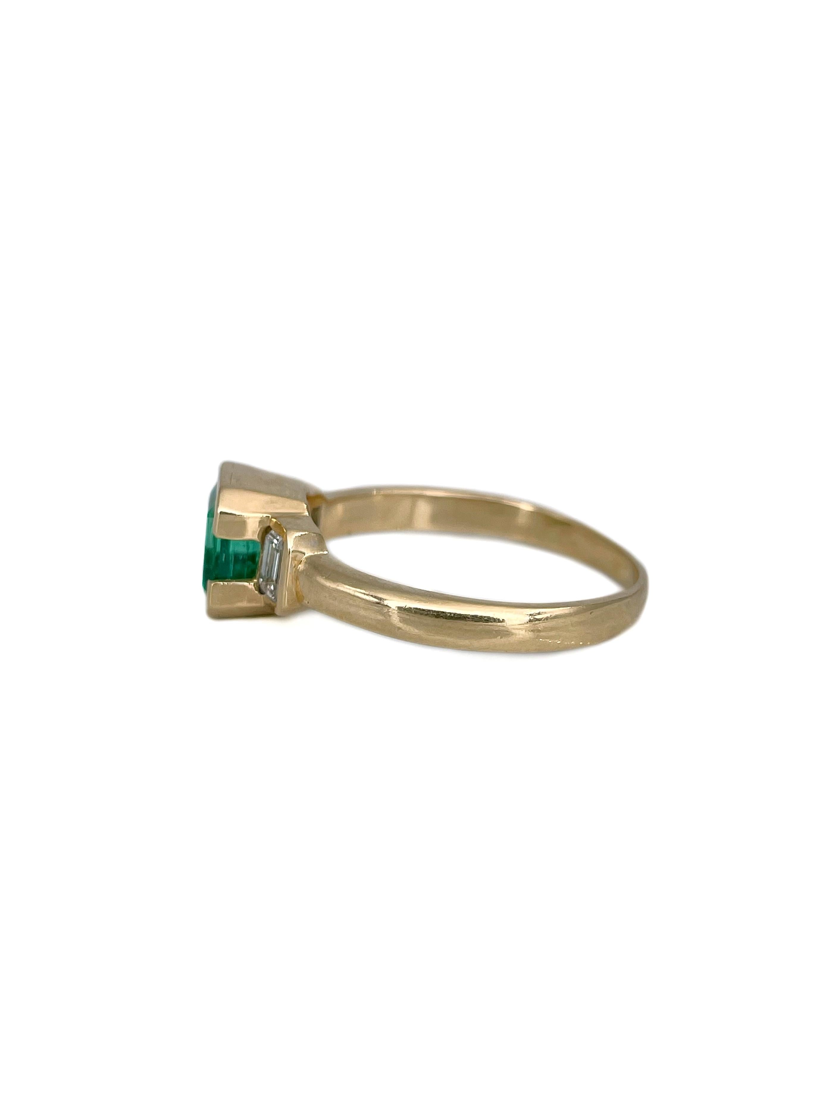 Vintage 18 Karat Gold 1.60 Carat SI Emerald 0.42 Carat Diamond Three-Stone Ring In Good Condition For Sale In Vilnius, Vilniaus apskr.