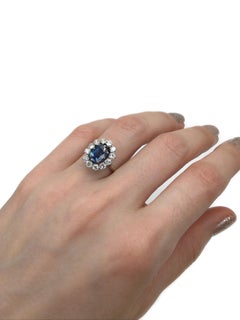 Anillo vintage de oro de 18 quilates con un zafiro de 1,70 quilates y un conjunto de diamantes de 0,90 quilates