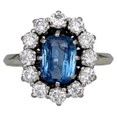 Anillo vintage de oro de 18 quilates con un zafiro de 1,70 quilates y un conjunto de diamantes de 0,90 quilates