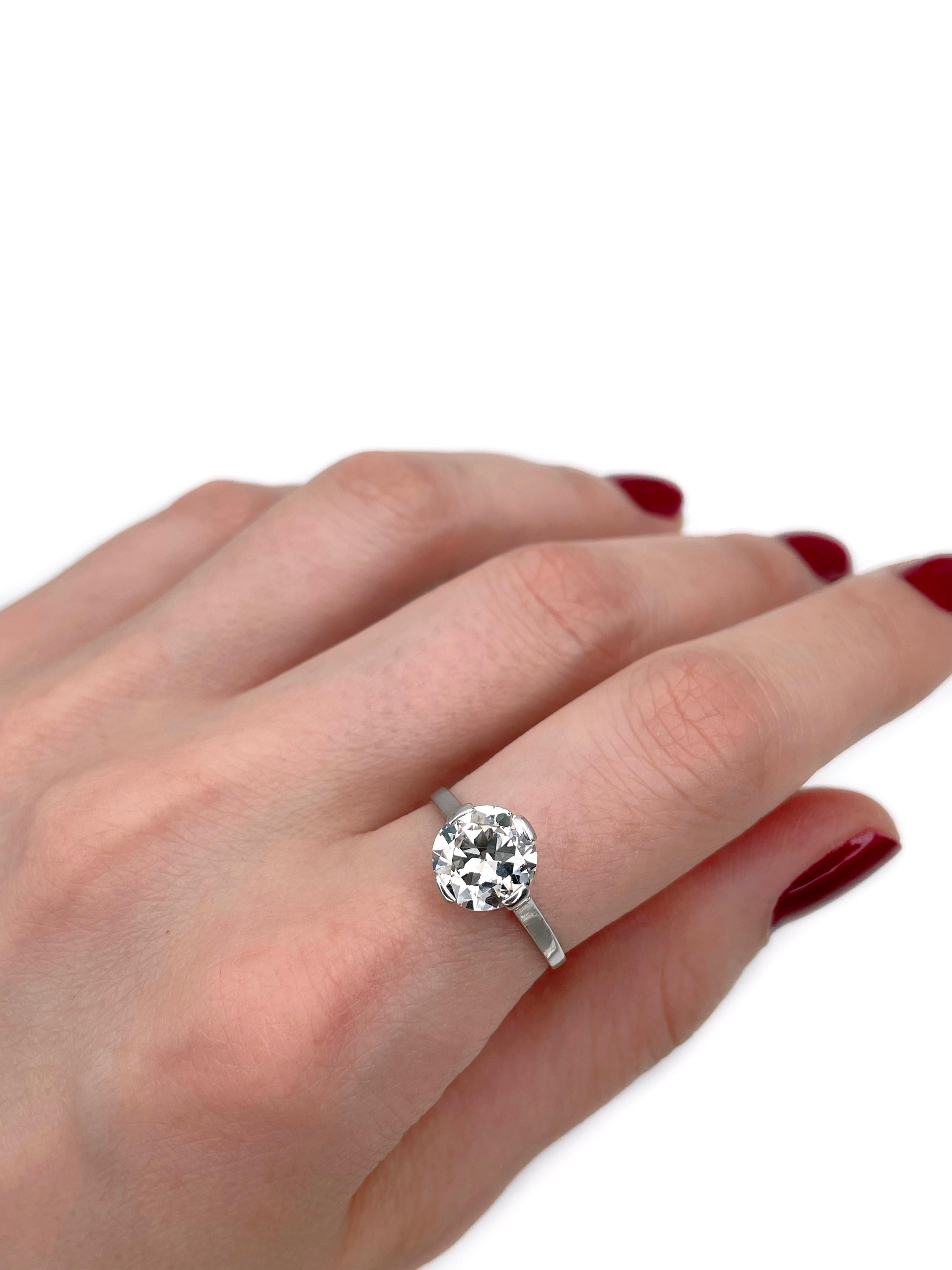Il s'agit d'une bague solitaire vintage en or 18K. La pièce contient un diamant : ~1.80ct, G-H, SI2-P1. Circa 1960. 

Poids : 2.74 g
Taille : 17.25 (US 7)

IMPORTANT : veuillez vous renseigner sur la possibilité de redimensionnement avant l'achat.