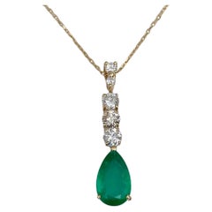 Vintage 18 Karat Gold 1.80 Carat Emerald 0.71 Carat Diamond Pendant Necklace