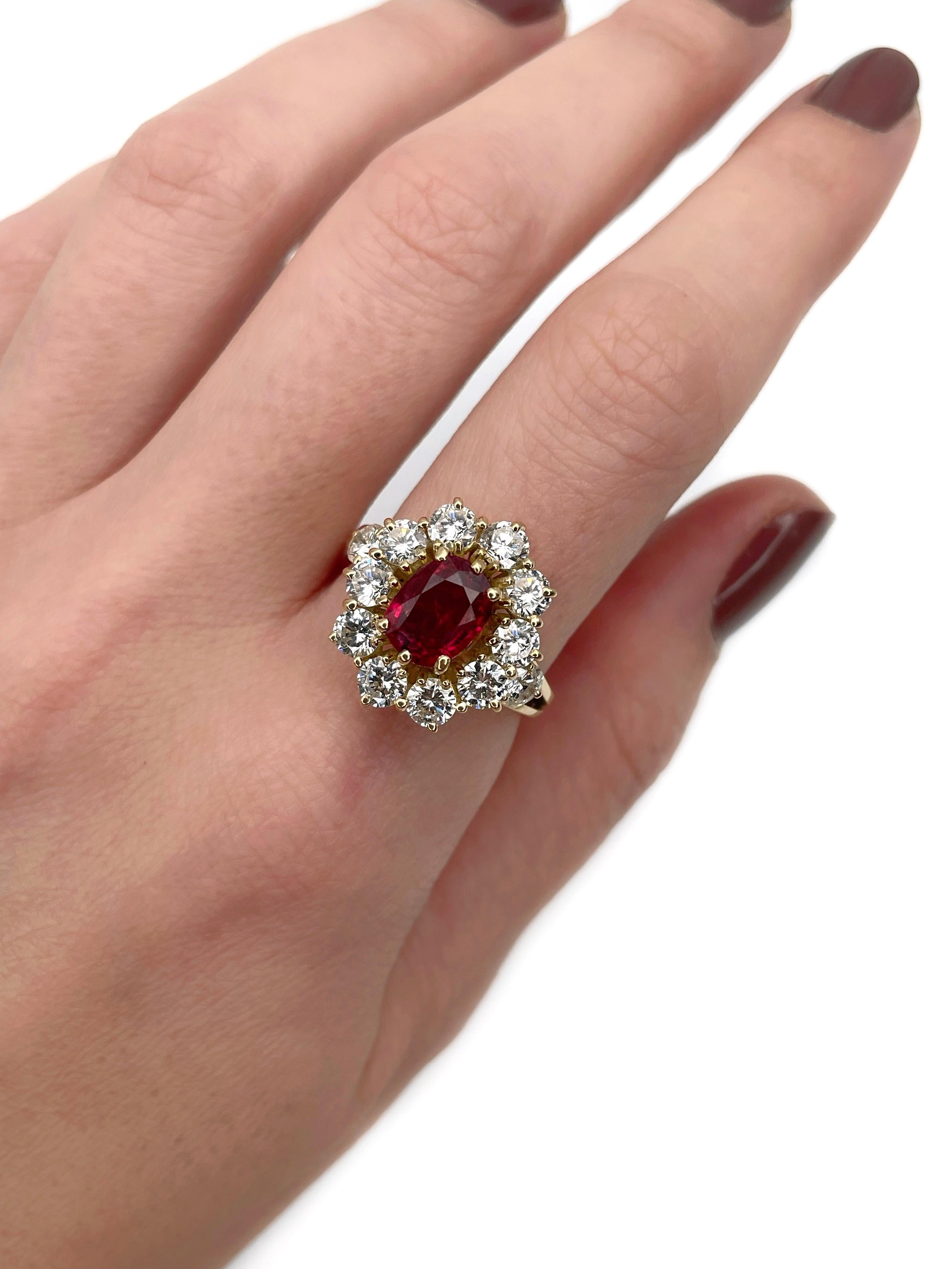 Dies ist ein atemberaubender Vintage-Cluster-Ring in 18K Gold gefertigt. Circa 1980. 

Das Stück weist folgende Merkmale auf:
- 1 Rubin (Kissenschliff, 1,80ct, R 6/4, P1)
- 12 Diamanten (runder Brillantschliff, TW 2,30ct, RW-W, VS-SI)

Gewicht: 7,42