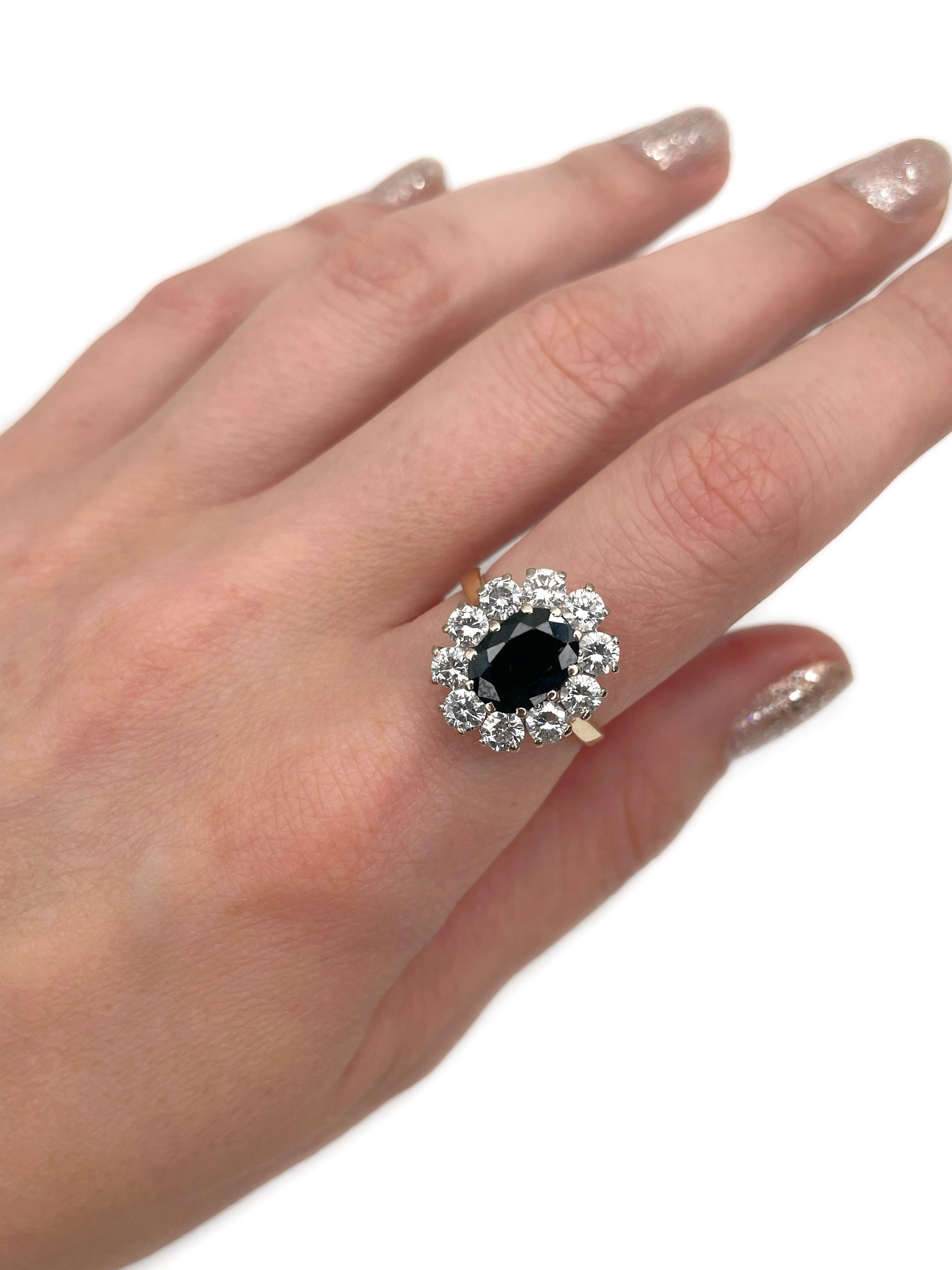 Il s'agit d'une bague vintage en or 18 carats. Circa 1980. 

La pièce comporte :
- 1 saphir (taille ovale, 2.20ct, B 8/4, VS)
- 10 diamants (taille ronde brillante, TW 1,50ct, RW-W, SI-P1)

Poids : 5.28 g
Taille : 17 (US 6.5)

IMPORTANT : veuillez