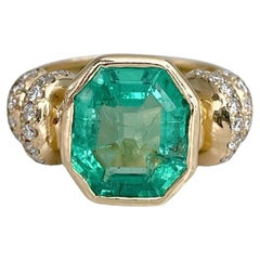 Vintage 18 Karat Gold 3.00 Carat Emerald 0.30 Carat Diamond Cocktail Ring