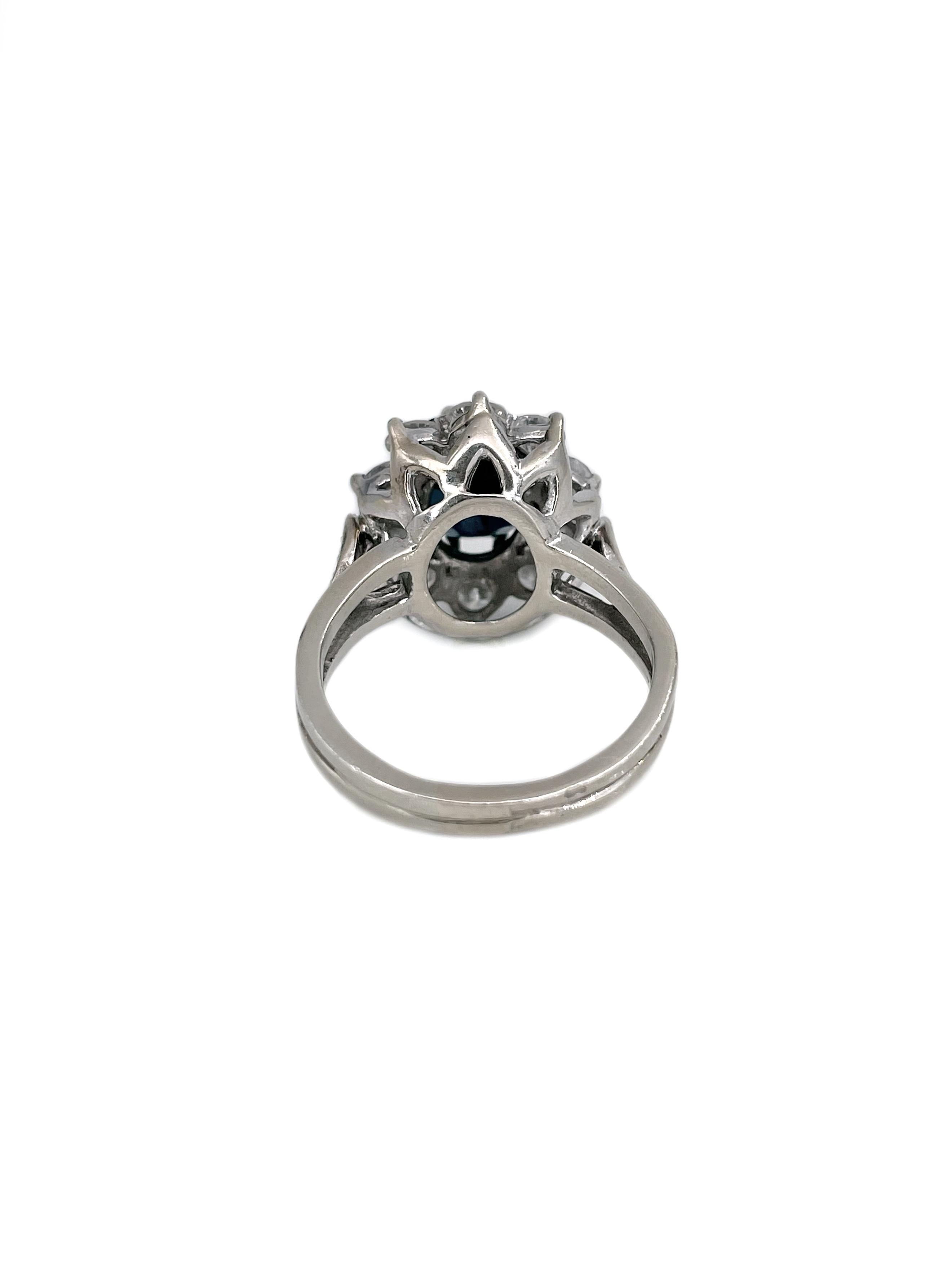 Vintage 18 Karat Gold 3.00 Carat SI Sapphire 1.25 Carat Diamond Cluster Ring en Bueno estado para la venta en Vilnius, Vilniaus apskr.