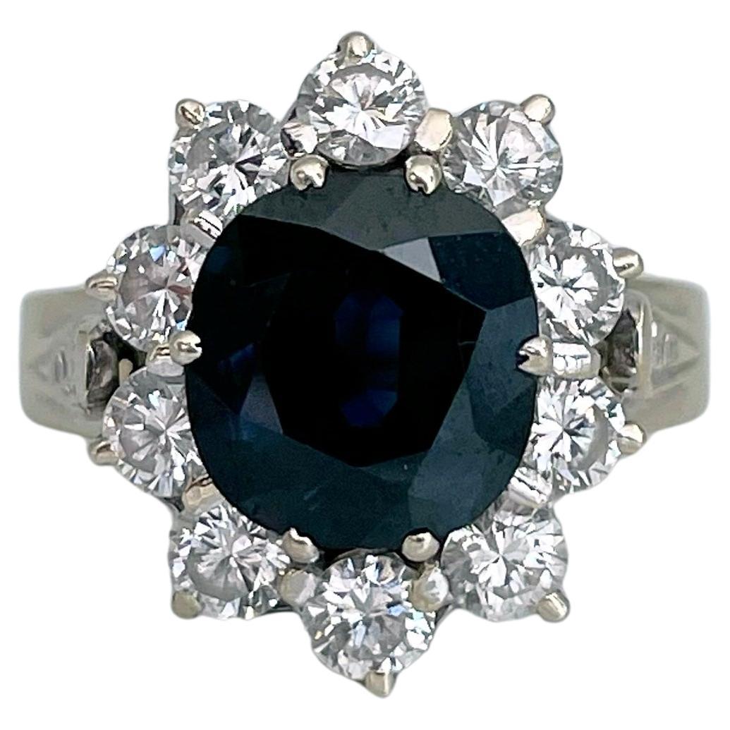 Vintage 18 Karat Gold 3.00 Carat SI Sapphire 1.25 Carat Diamond Cluster Ring en venta