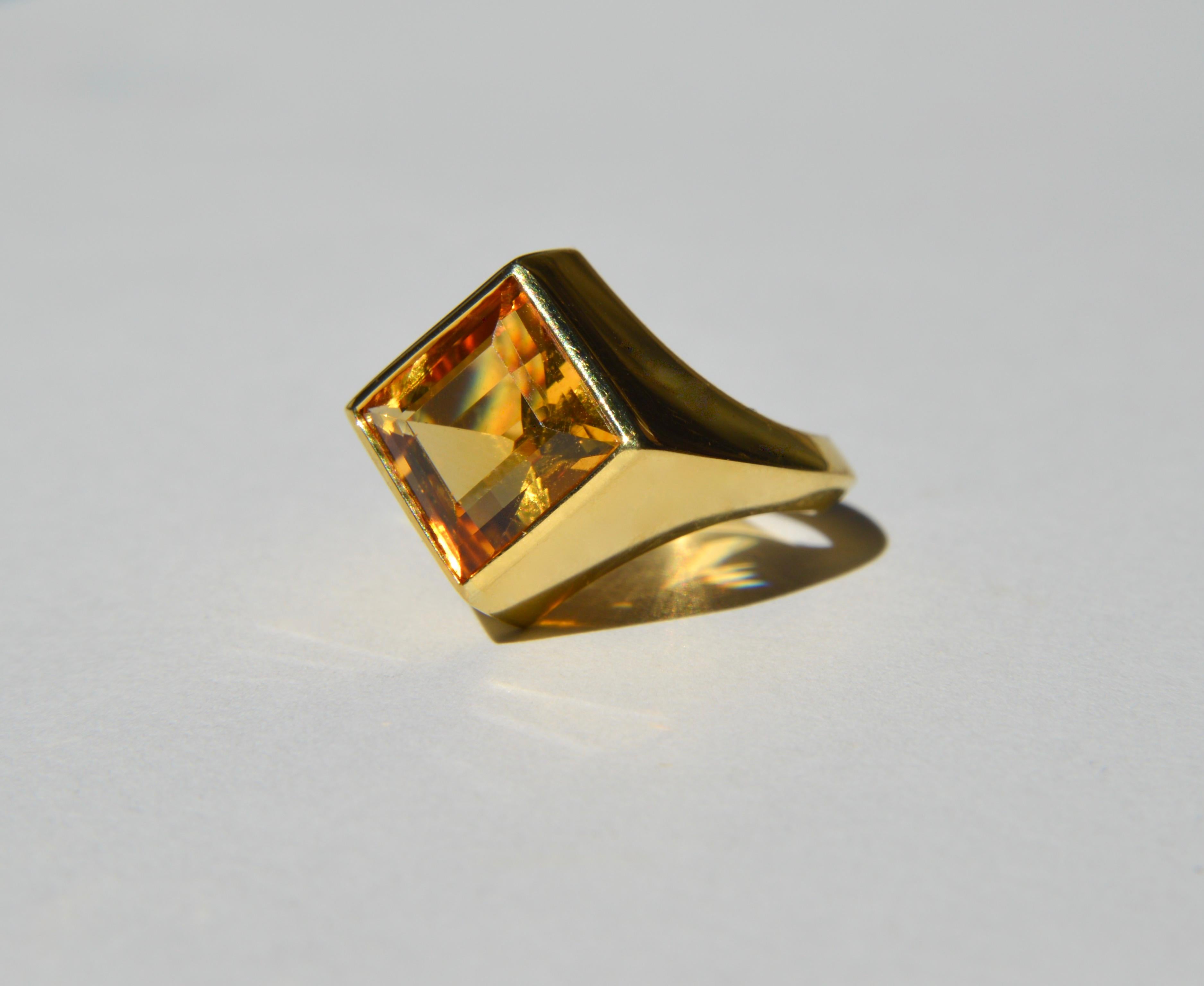 Modernist Vintage 18 Karat Gold 5.62 Carat Citrine Princess Cut Ring For Sale