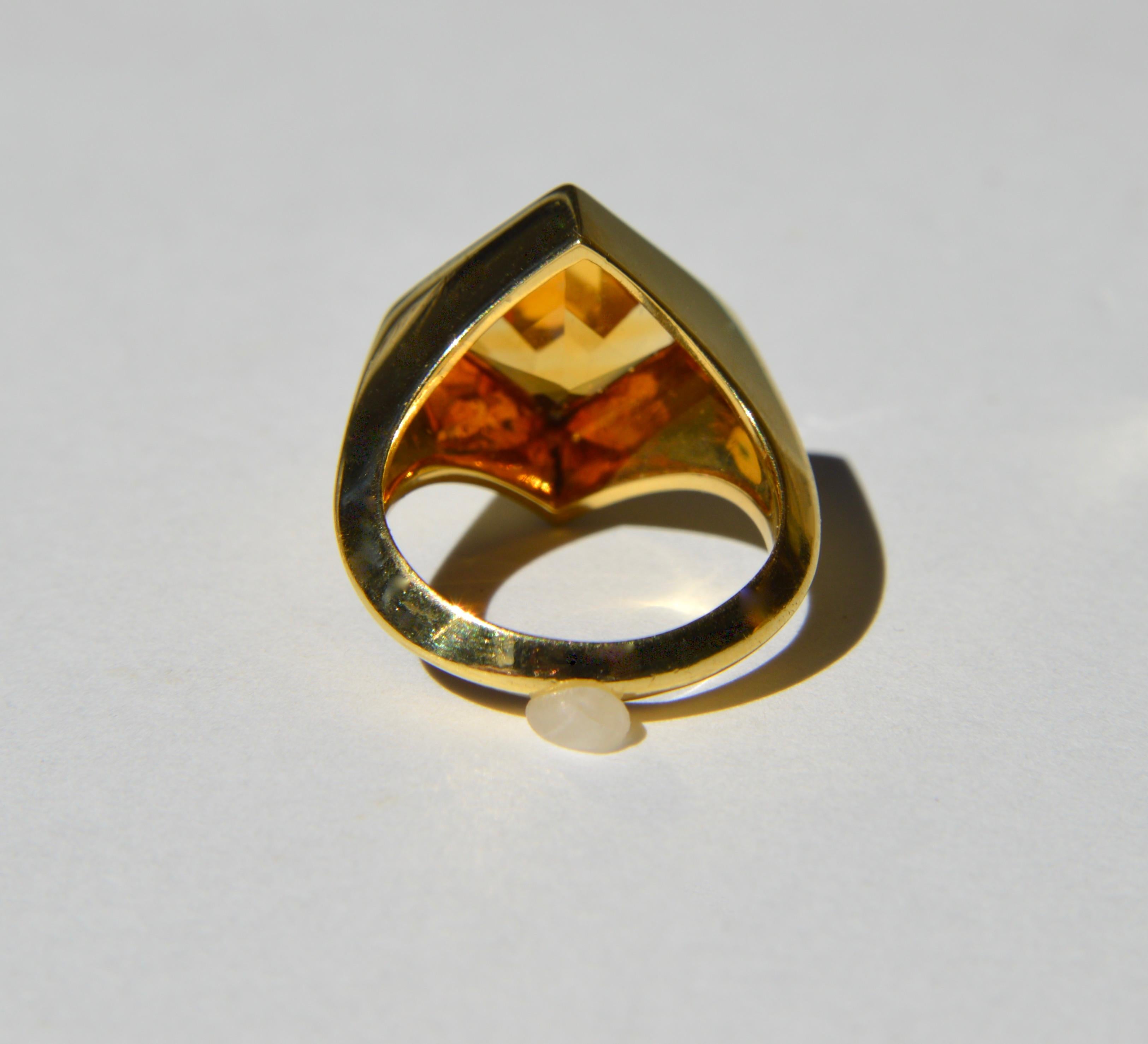 Vintage 18 Karat Gold 5.62 Carat Citrine Princess Cut Ring In Good Condition For Sale In Crownsville, MD
