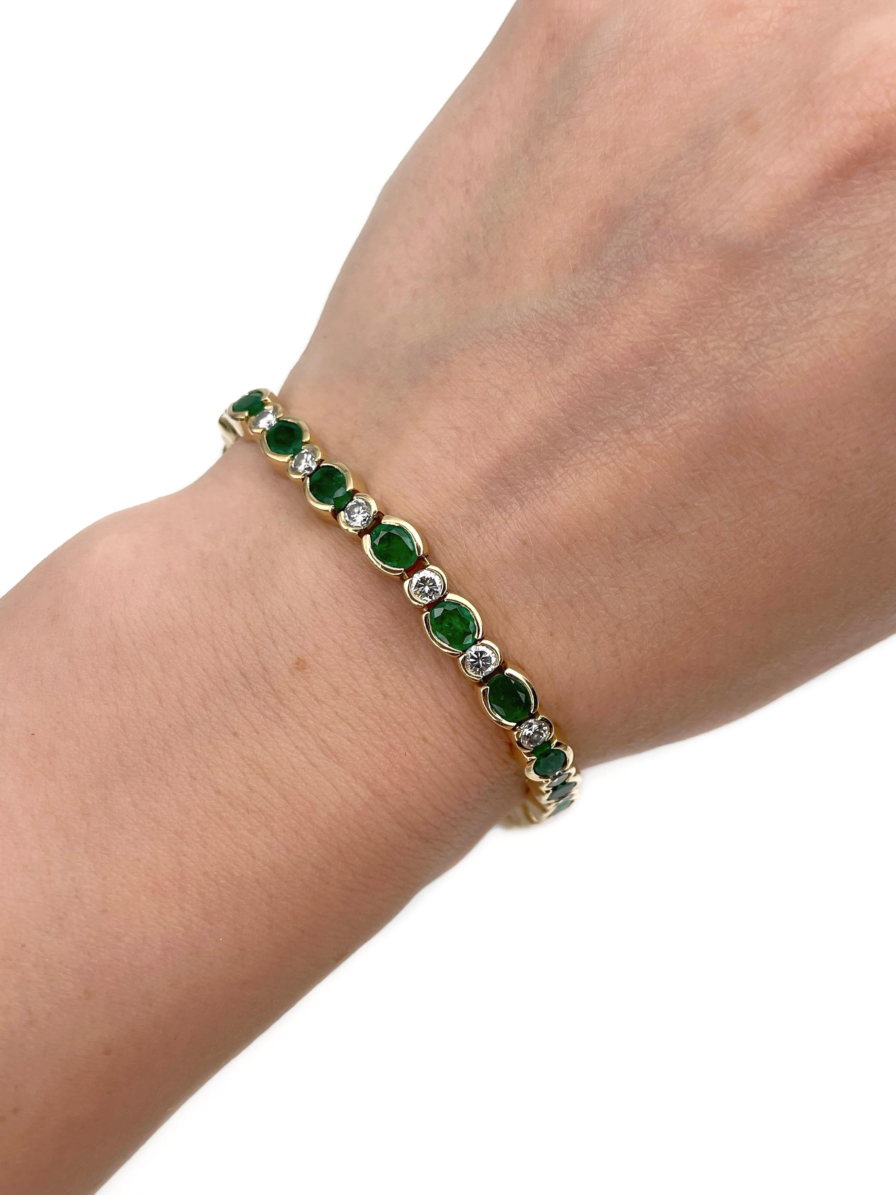 Se trata de una pulsera de tenis vintage fabricada en oro de 18 quilates. Alrededor de 1990.

La pieza presenta: 
- 21 esmeraldas (talla oval, TW 6,50ct, vslbG 6/4, SI-P1)
- 21 diamantes (talla brillante redonda, TW 2,50ct, RW-W, VS-SI)

Peso: 23,12