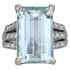Vintage 18 Karat Gold 7.00 Carat Aquamarine 0.15 Carat Diamond Cocktail Ring