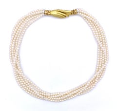 Mehrreihige Lovetoken-Halskette aus 18 Karat Gold mit Akoya-Perlen, verbundene Hände