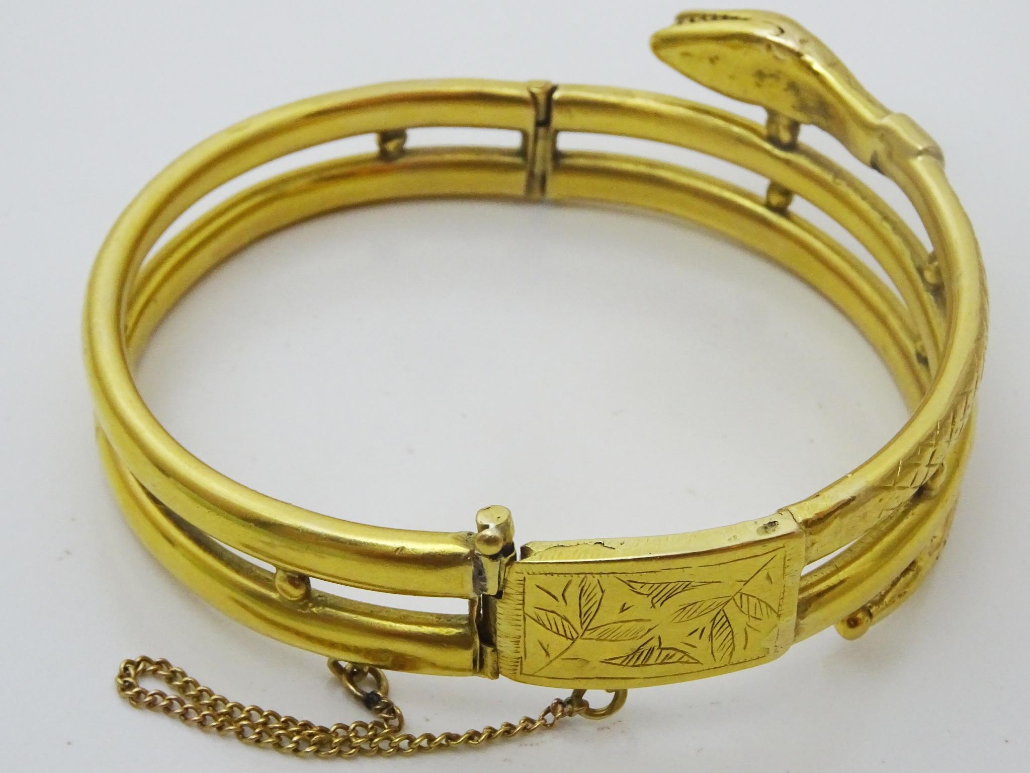 Le serpent a été un symbole utilisé dans les bijoux (principalement les bagues et les bracelets) à travers les âges, la perte de la peau du serpent symbolisant le rajeunissement.
 Parmi les autres symboles, on trouve ceux du bien, du mal, de la