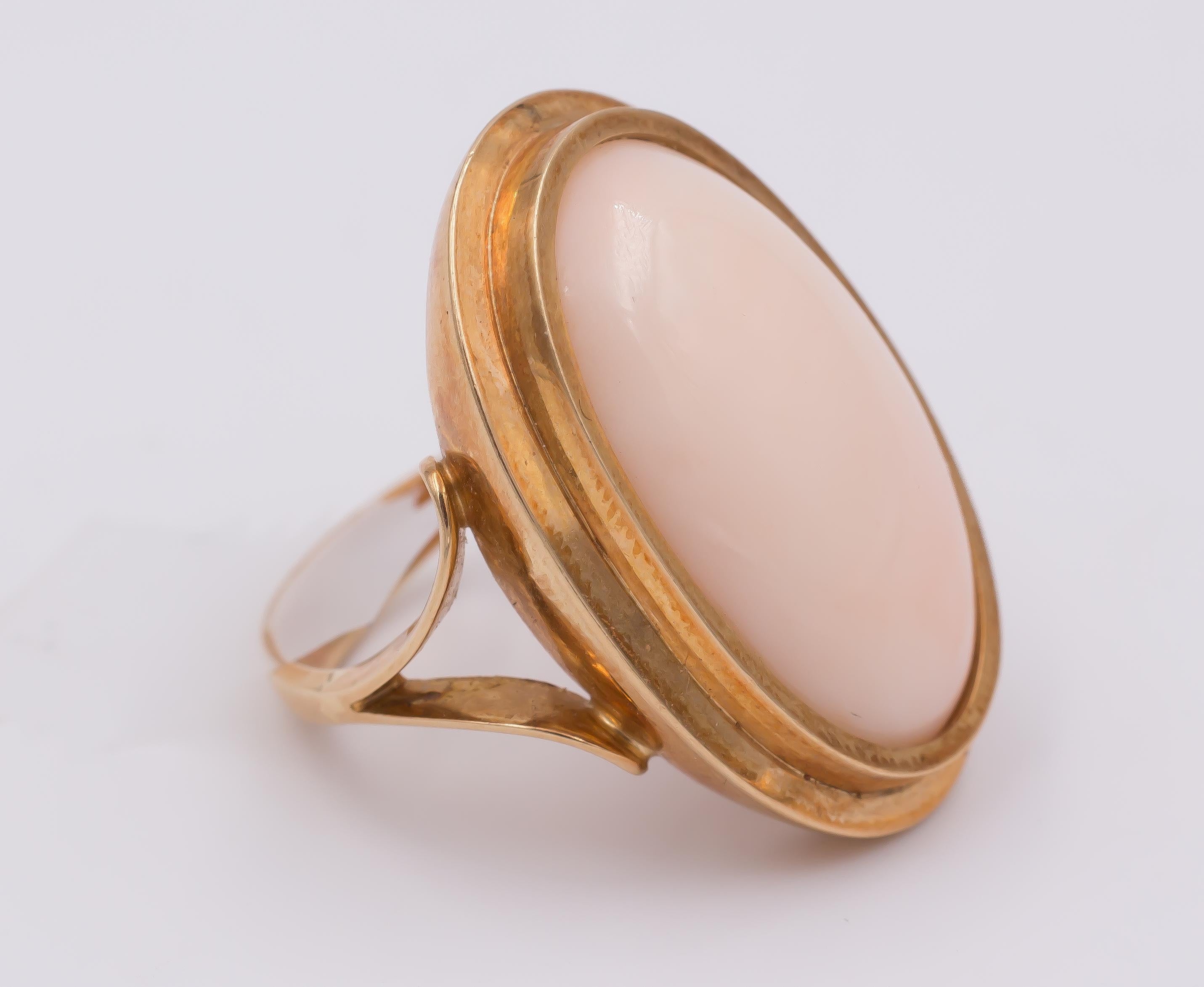 This fine ring is set with an oval rose coral, and it's mounted in a yellow gold mount, with split shoulders. The ring is vintage and dates from the 1950s. 

MATERIALS
18K gold and rose oval coral

DIMENSIONS
Coral dimensions: 2.4 x 1.5 cm

RING