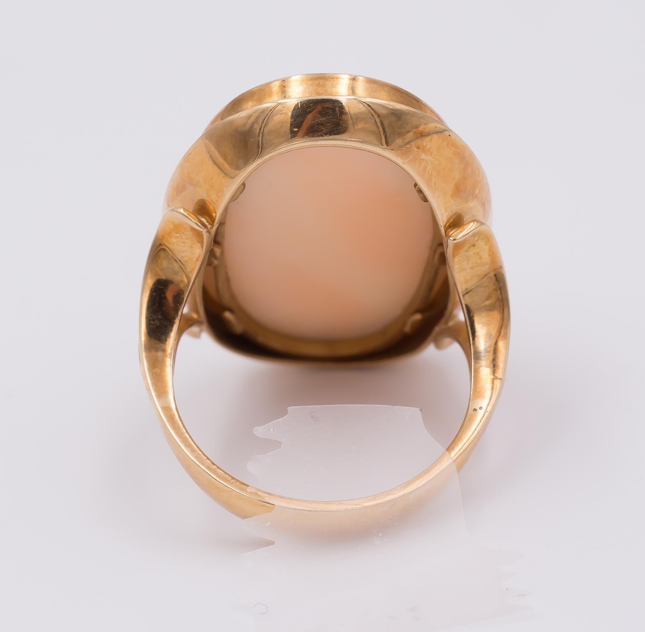 Vintage 18 Karat Gold and Coral Ring, 1950s In Good Condition For Sale In Bologna, IT