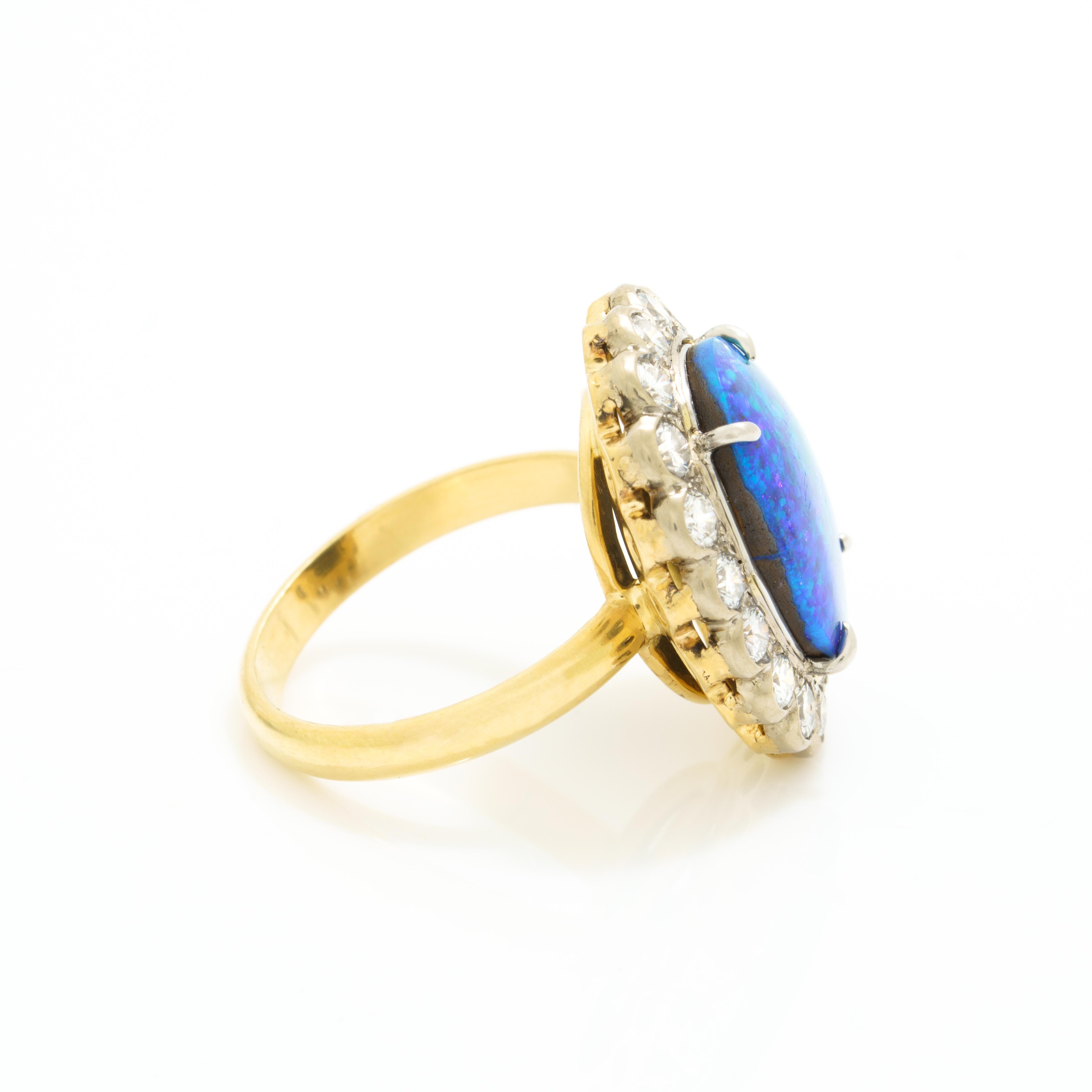 Vintage Halo-Ring aus 18 Karat Gold und Platin mit 5.0 Karat schwarzem Opal und Diamant (Zeitgenössisch) im Angebot