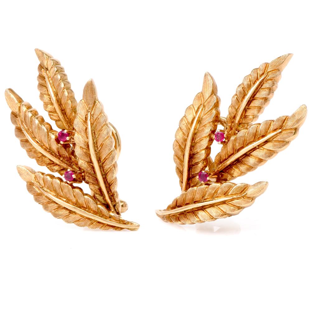 These sophisticated chic vintage earrings are crafted in 18 karat matted yellow gold, weighing 16.2 grams and measuring 35 mm x 20 mm. They incorporate each four overlapping slender leaves rendered artfully with ridge textures to simulate the