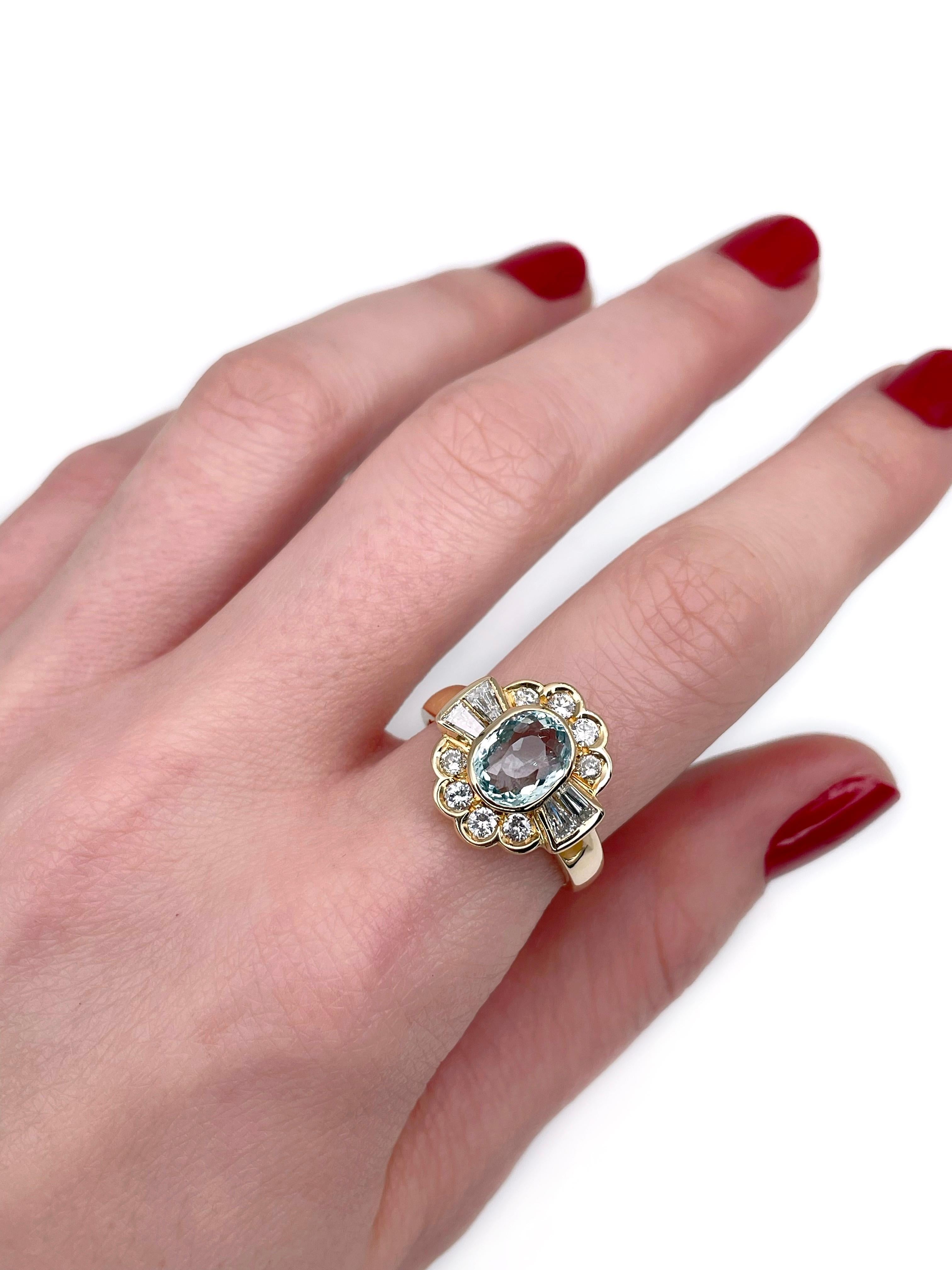 Se trata de un precioso anillo vintage en racimo elaborado en oro amarillo de 18 quilates. Alrededor de 1980. 

La pieza presenta:
- 1 aguamarina (talla oval) 
- 8 diamantes (talla brillante redonda, TW 0,34ct, RW-W, VS-SI)
- 4 diamantes (talla