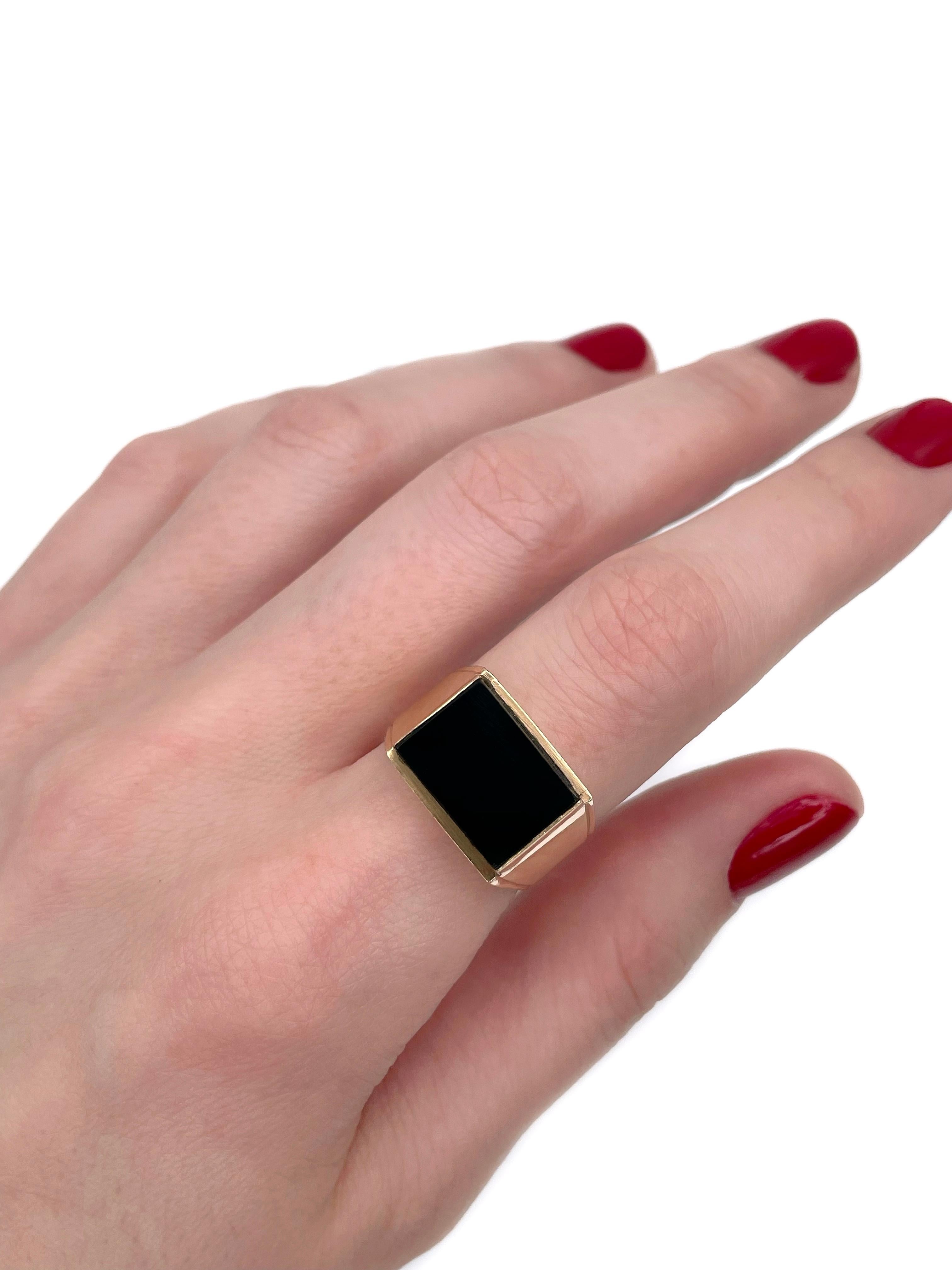This is a vintage signet ring crafted in 18K yellow gold. Circa 1980. 

It features rectangle black onyx. 

Weight: 8.37g
Size: 17.25 (US 7)

IMPORTANT: please ask about the possibility to resize before purchase. This process takes 2-7 days