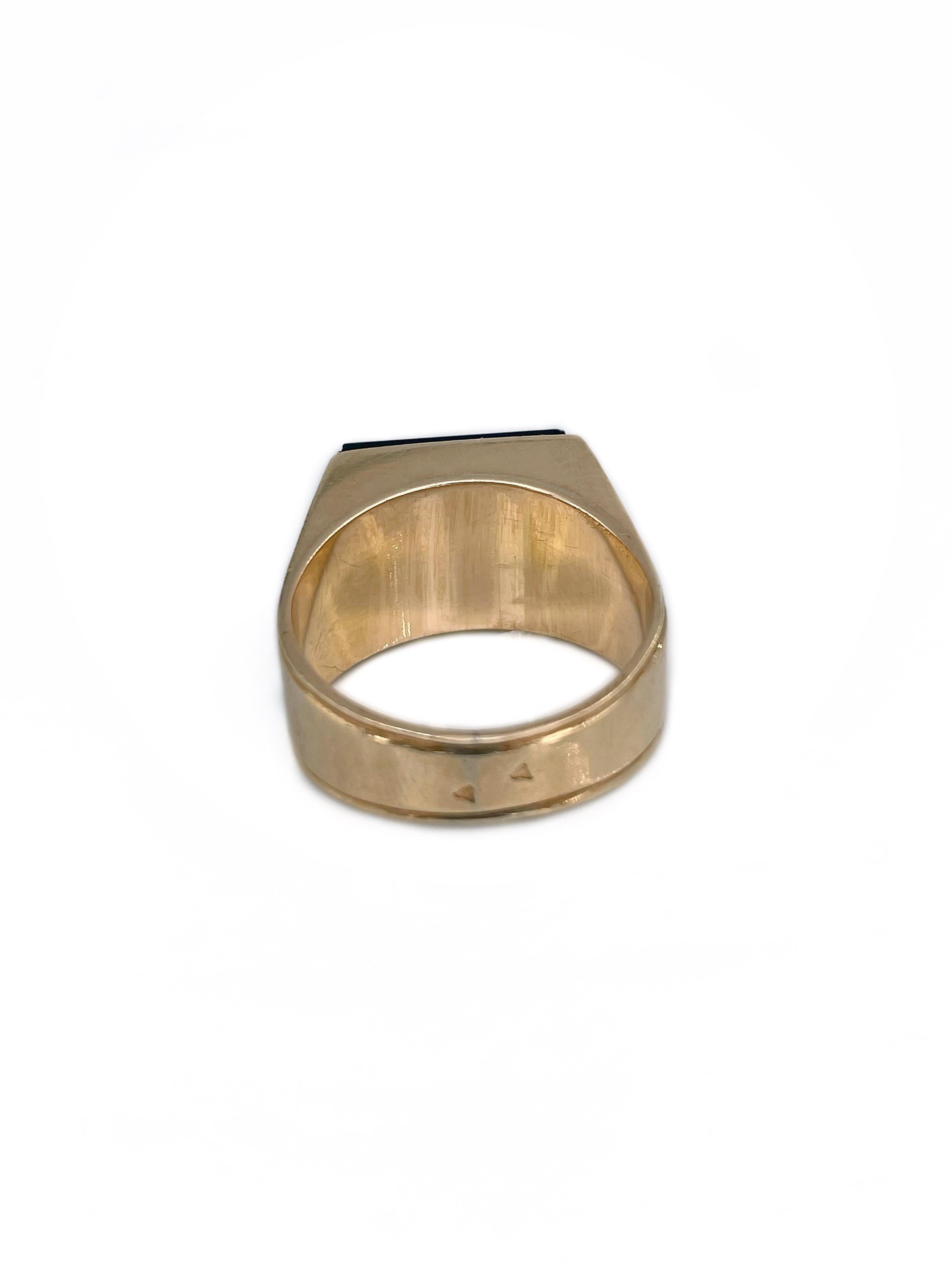 Vintage 9 Karat Gold Black Chalcedony Rectangle Signet Ring In Good Condition For Sale In Vilnius, Vilniaus apskr.