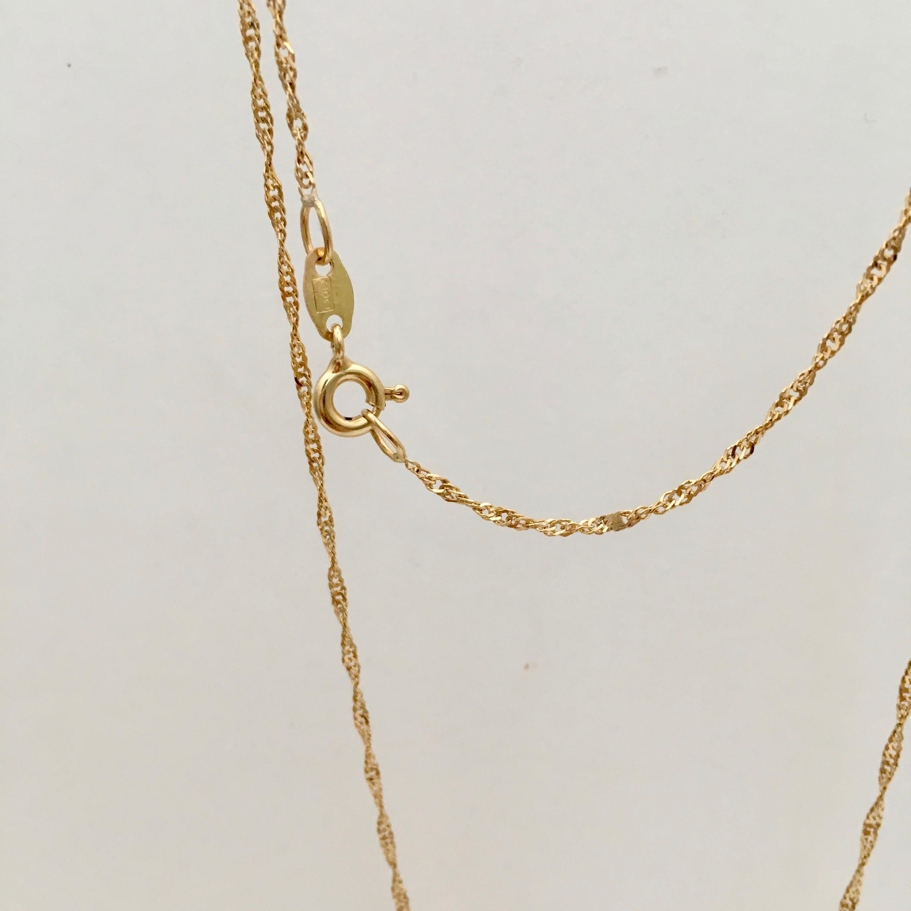 You can't go wrong with a lovely gold chain and this one is no exception. The bright high carat gold and twisted design catches the eye, and at 16 inches with an 8 inch drop it sits neatly on the collarbone. It is marked 750 on the clasp and link. A