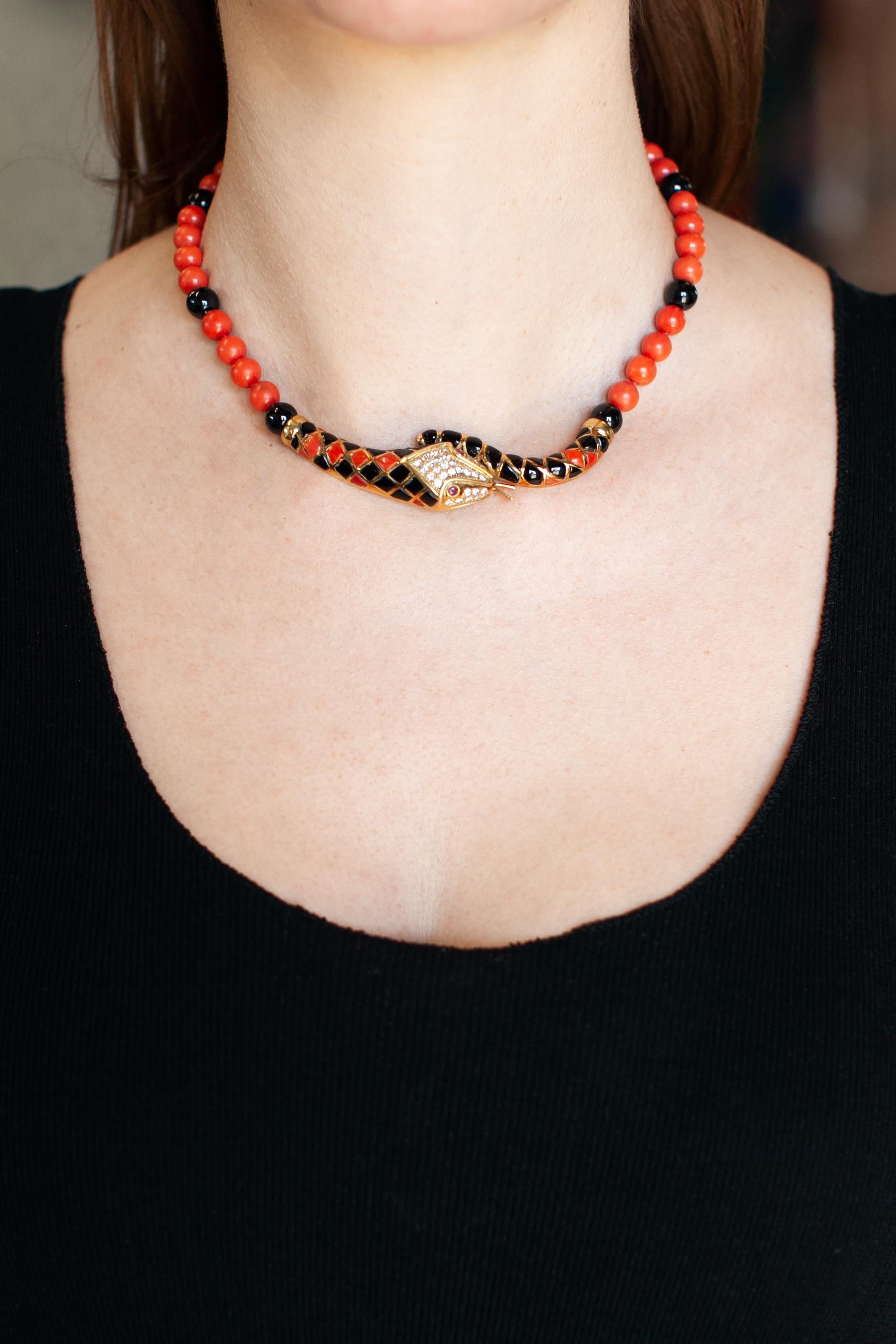 Vintage 18 Karat Gold Coral & Onyx Snake Necklace In Excellent Condition In Los Angeles, CA
