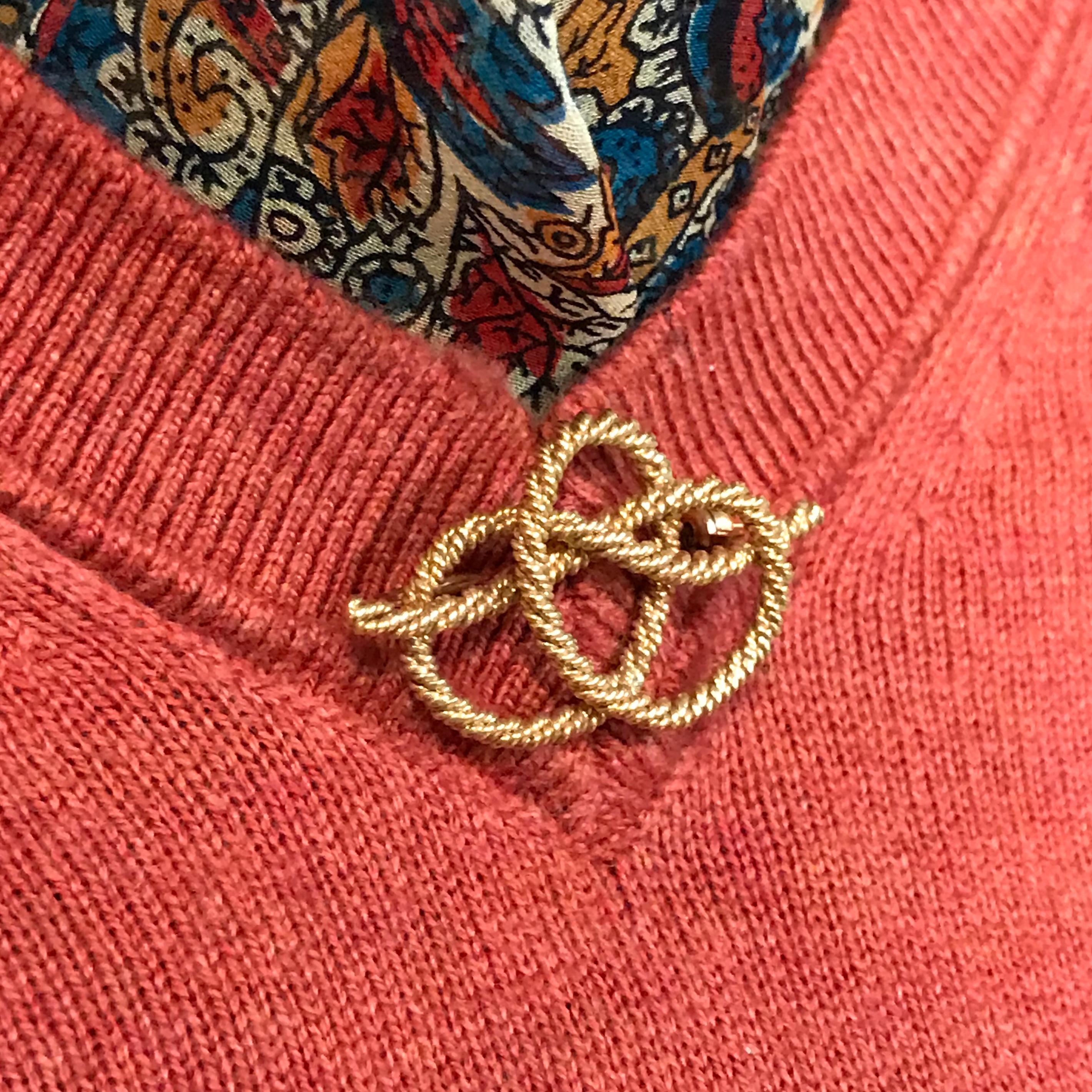 Vintage 18 Karat Gold Corded Knot Pretzel Brooch/Pin In Good Condition For Sale In Palm Desert, CA