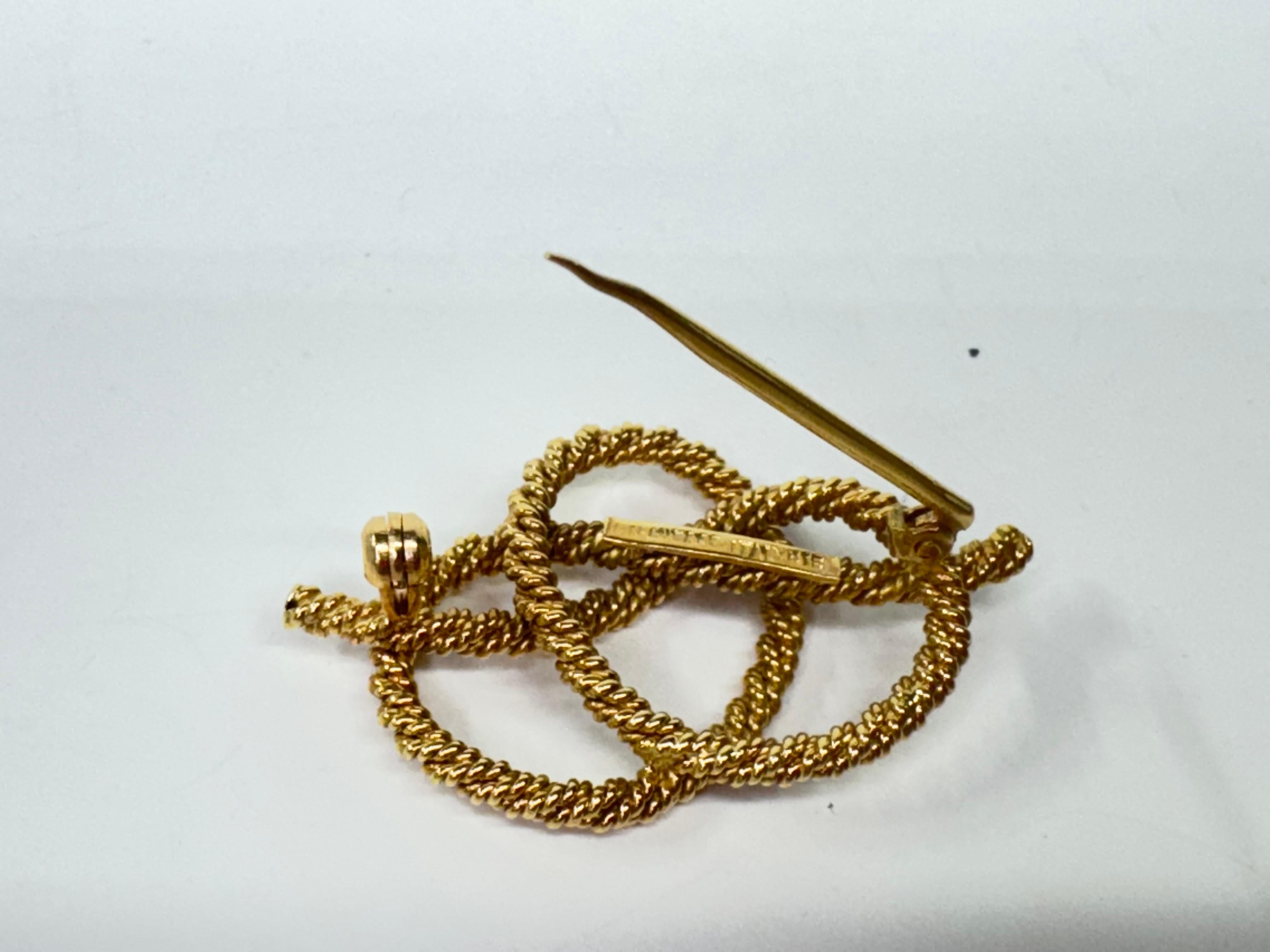 Vintage 18 Karat Gold Corded Knot Pretzel Brooch/Pin For Sale 1