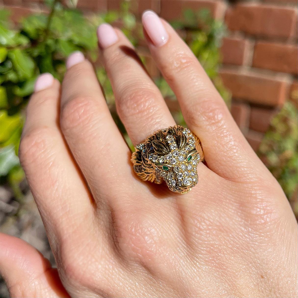 Vintage 18 Karat Gold Diamond Lion's Head Ring In Excellent Condition For Sale In Los Angeles, CA