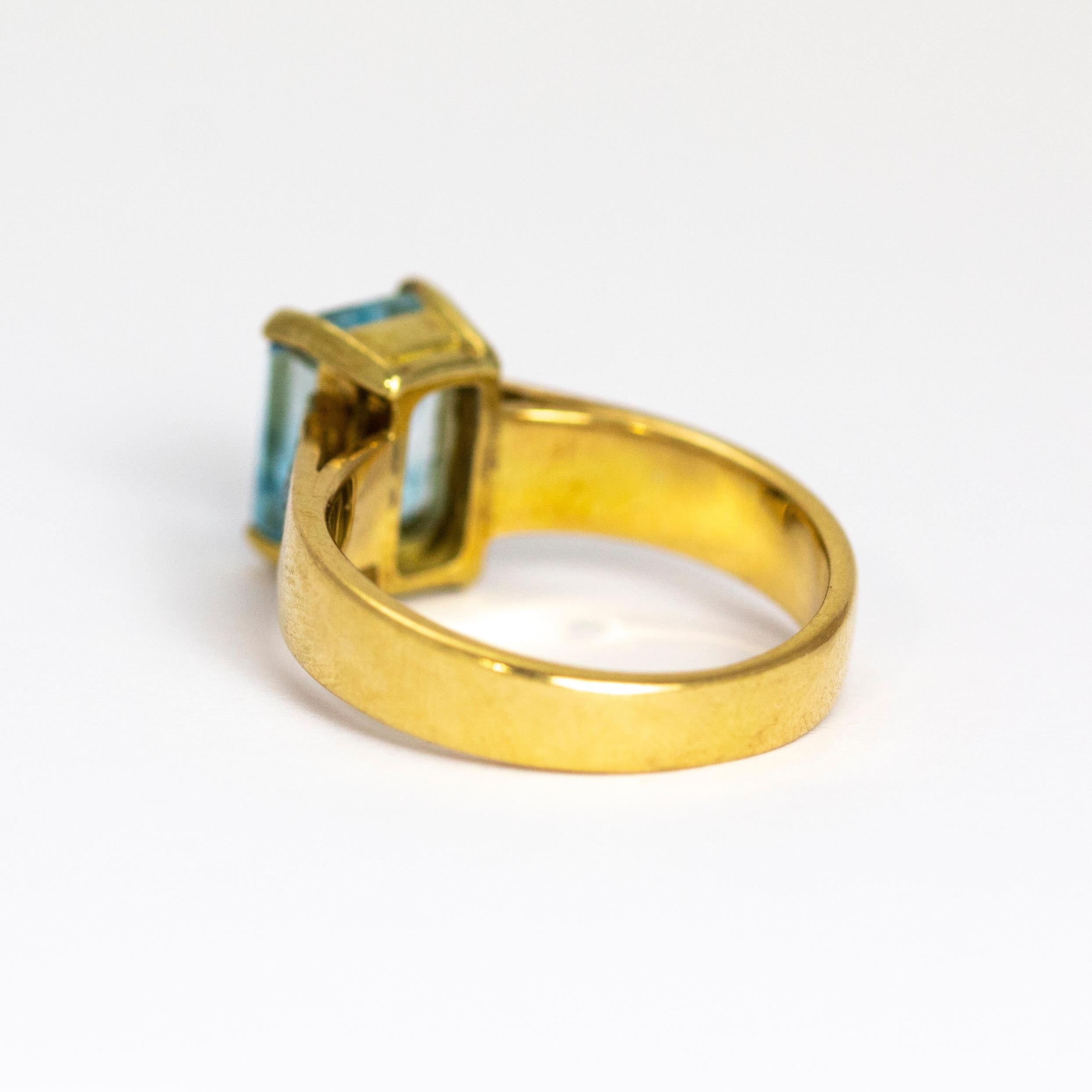 Vintage 18 Karat Gold Emerald Cut Aquamarine and Diamond Ring In Excellent Condition In Chipping Campden, GB