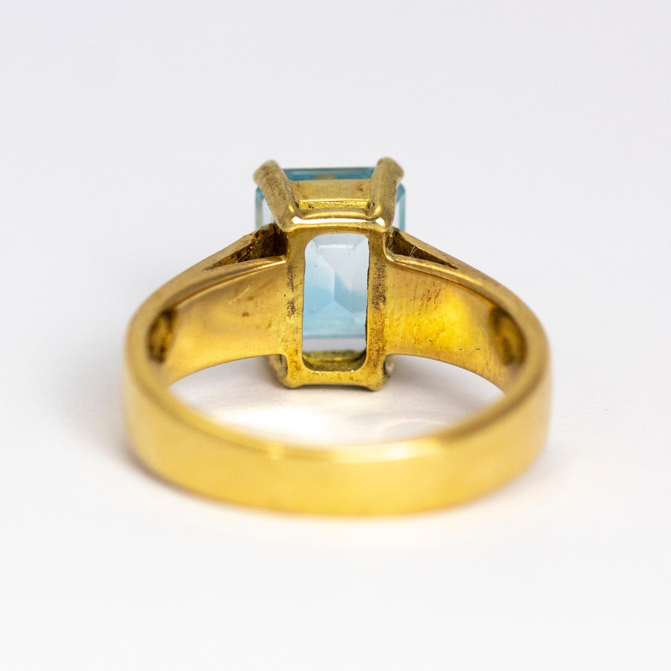 Women's or Men's Vintage 18 Karat Gold Emerald Cut Aquamarine and Diamond Ring