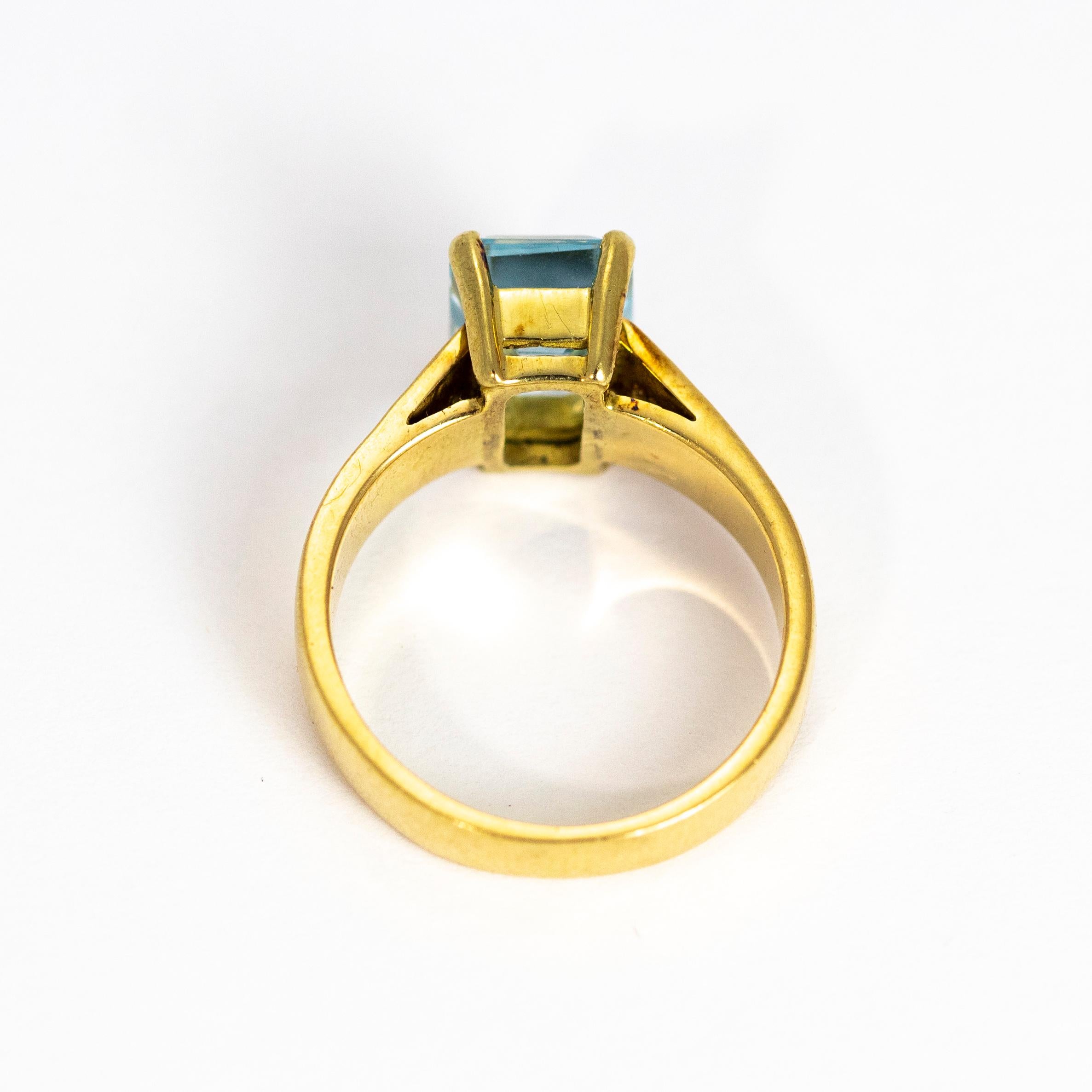 Vintage 18 Karat Gold Emerald Cut Aquamarine and Diamond Ring 3