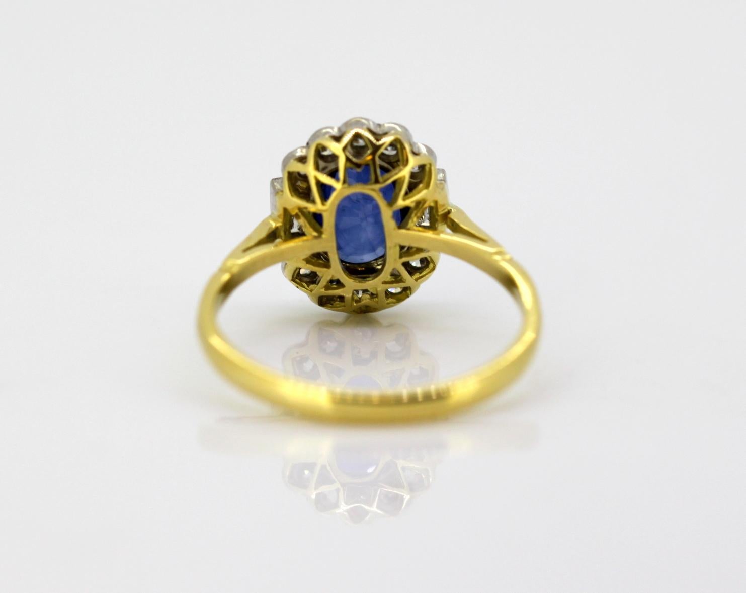 Women's Vintage 18 Karat Gold Ladies Ring with Blue Sapphire and Diamonds, circa 1970