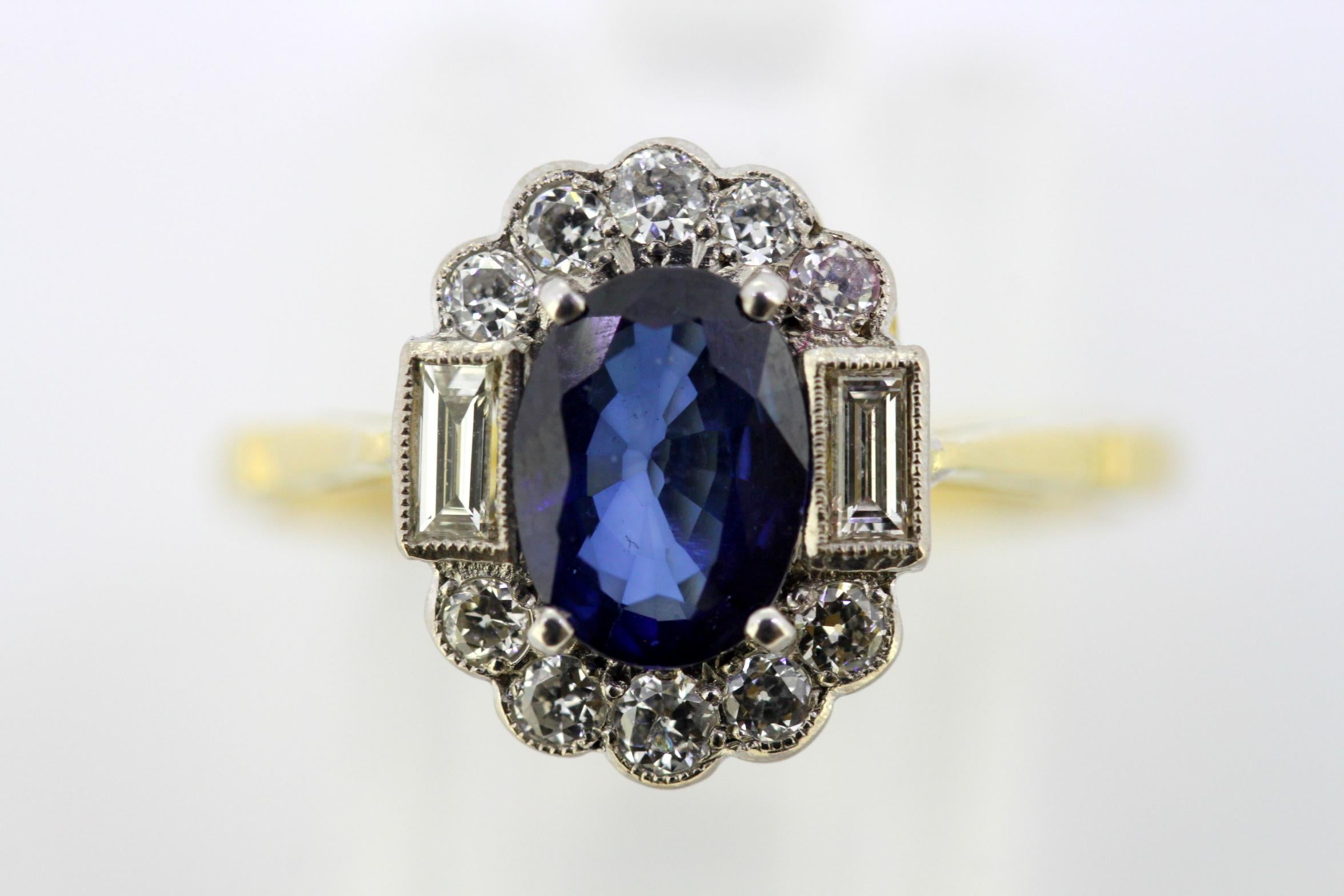 Vintage 18 Karat Gold Ladies Ring with Blue Sapphire and Diamonds, circa 1970 3
