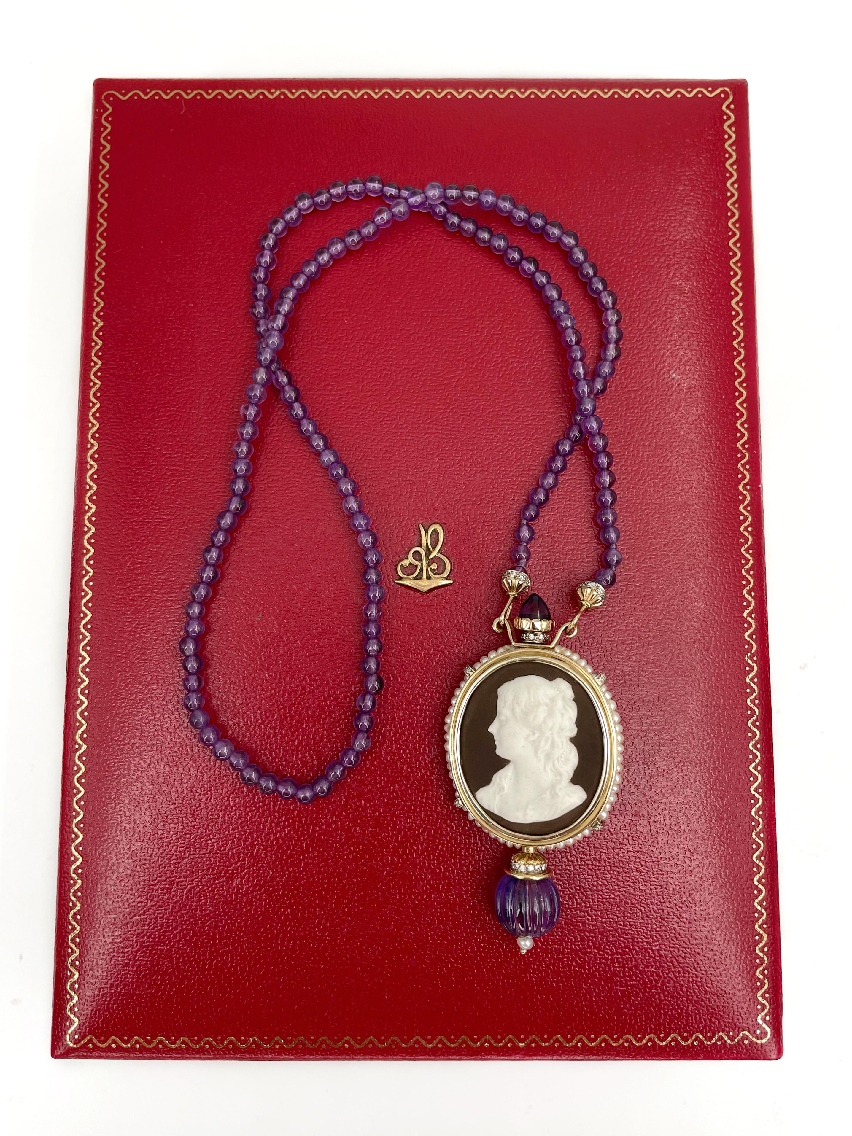 Questa è una splendida collana con ciondolo a forma di medaglione realizzata in oro 18 carati. Circa 1960. 

Il pezzo presenta un cammeo in porcellana che raffigura una donna rivolta a sinistra. La cornice è impreziosita da perle coltivate e