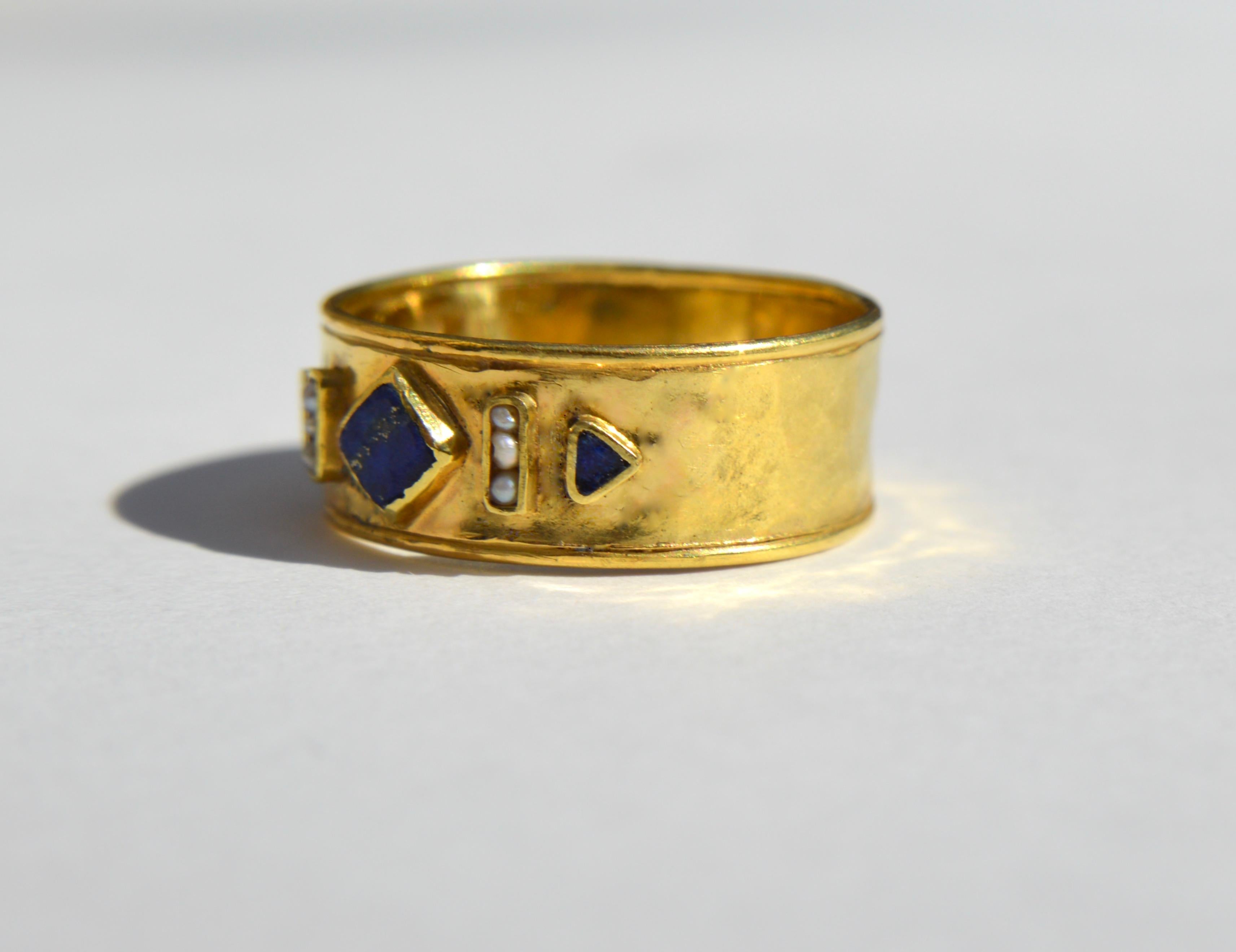 Beautiful vintage midcentury circa 1960s lapis lazuli and freshwater seed pearl 18K yellow gold Etruscan revival hammered wide cigar band ring. Size 8.5. Not recommended for resizing. Band measures 8mm wide. Center lapis stone measures 5x5mm. In