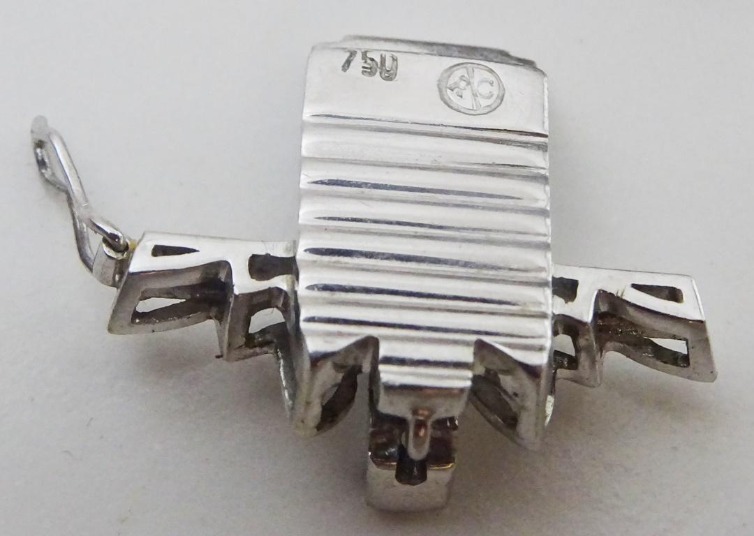 Round Cut Vintage 18 karat Gold Necklace Clasp set with Diamonds , Gerrard and Co London For Sale