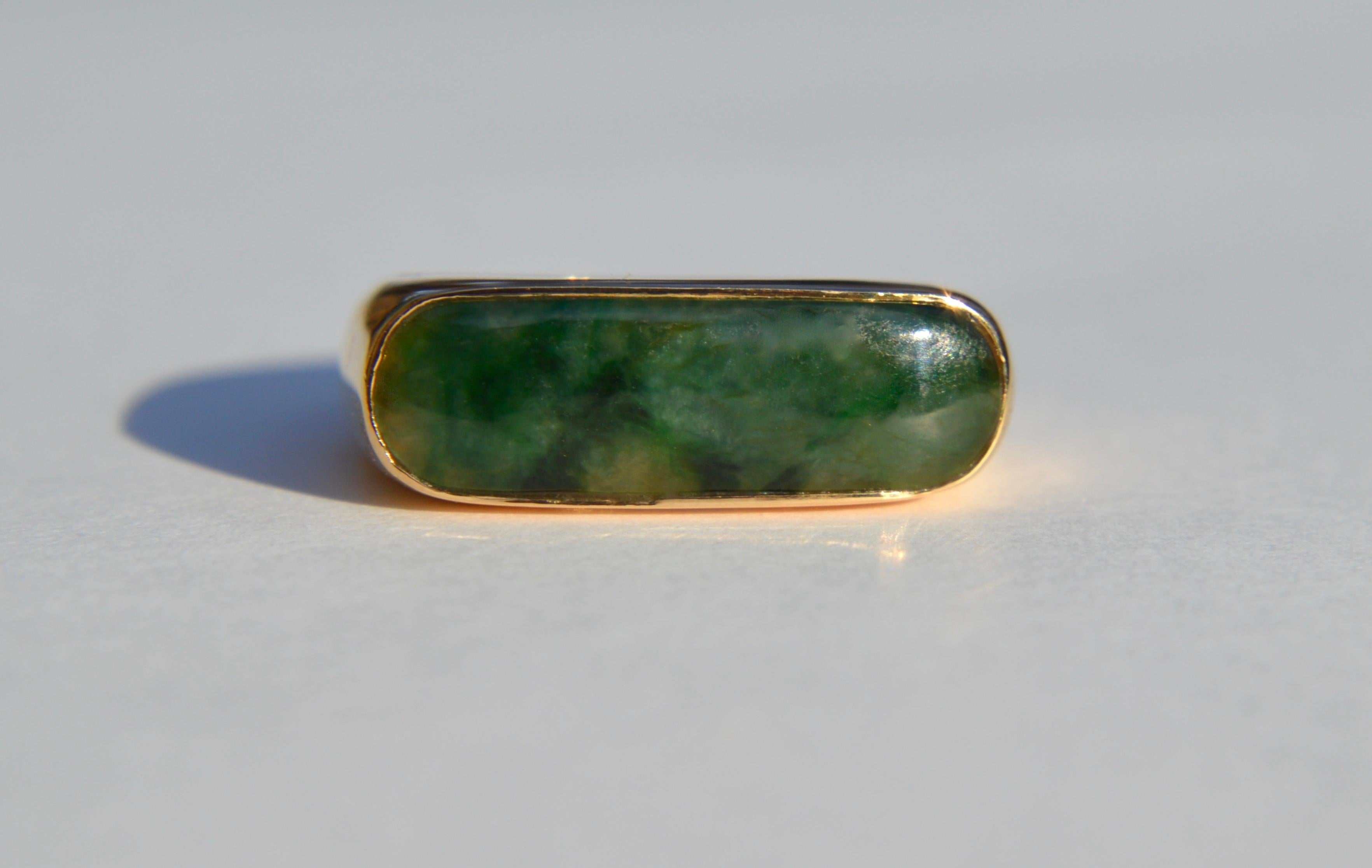 Beautiful vintage midcentury 1970s 18K yellow gold jade rectangular signet ring. In very good condition. Marked and tested as 750 for 18K gold. Also marked with Chinese symbols. Size 6.5. The lovely rich green nephrite jade measures 19x6mm. Ring