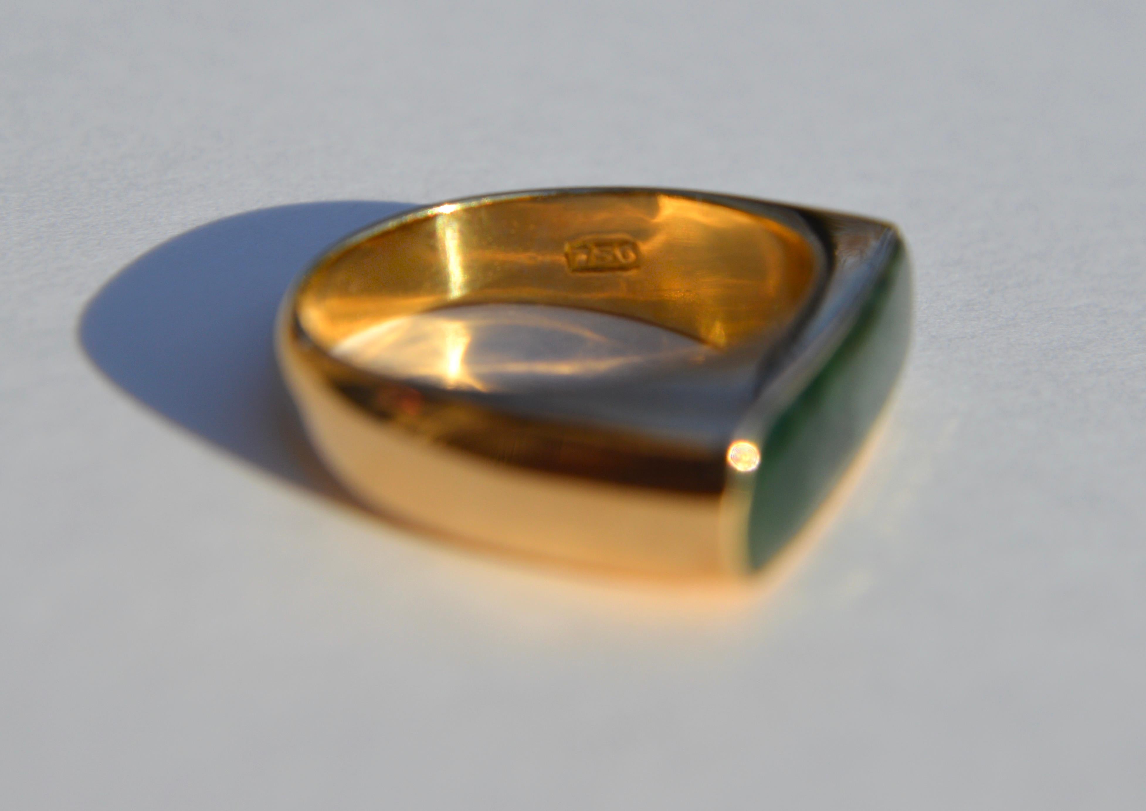 Women's Vintage 18 Karat Gold Nephrite Jade Rectangular Bar Signet Ring