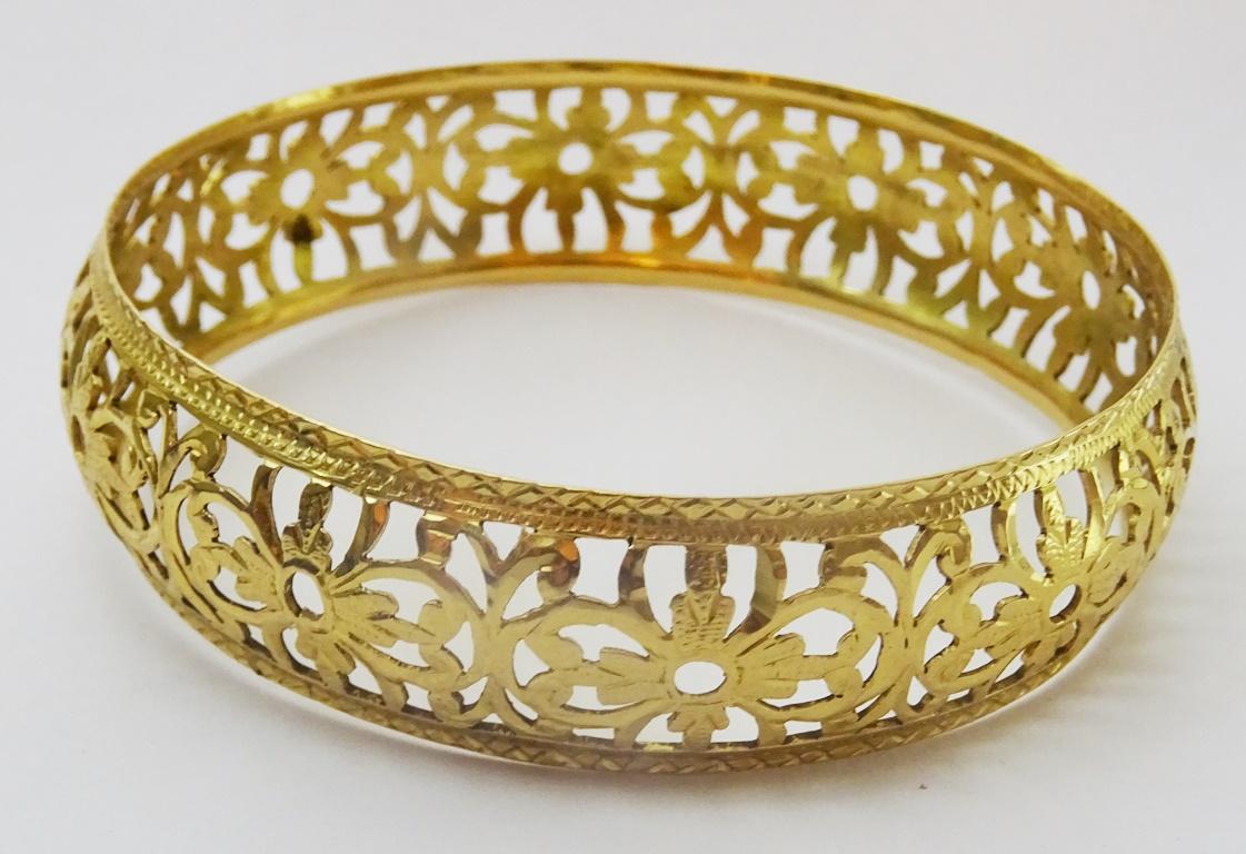 Artisan Bracelet vintage en or 18 carats ajouré et gravé Bracelet en or 18 carats en vente