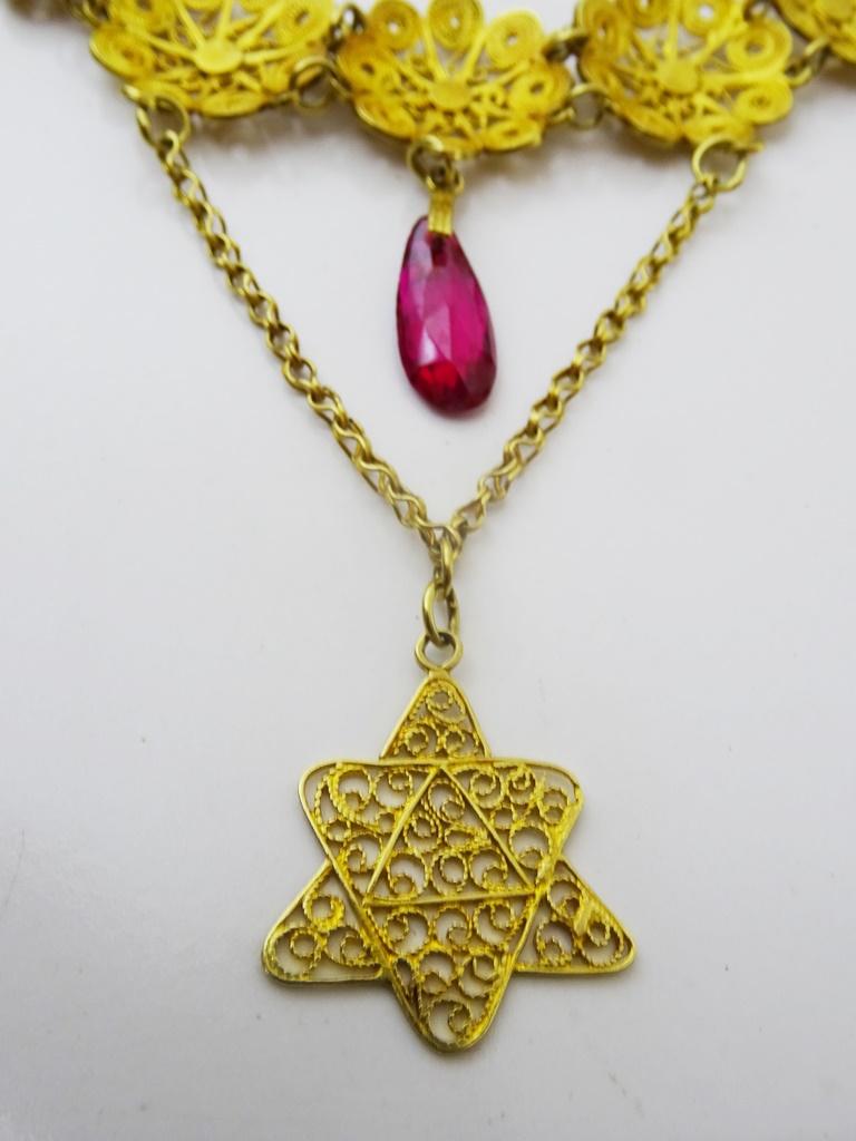 Un collier unique en or 18 carats (testé à l'acide) fait à la main,
Ce collier provient de quelque part dans la région de l'Irak, du Kurdistan ou des pays situés à l'est de cette région,
Composé de neuf éléments ronds en filigrane, chacun de ces