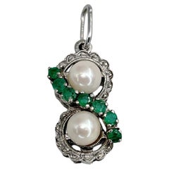 Vintage 18 Karat Gold Pearl 0.23 Carat Emerald Infinity Pendant