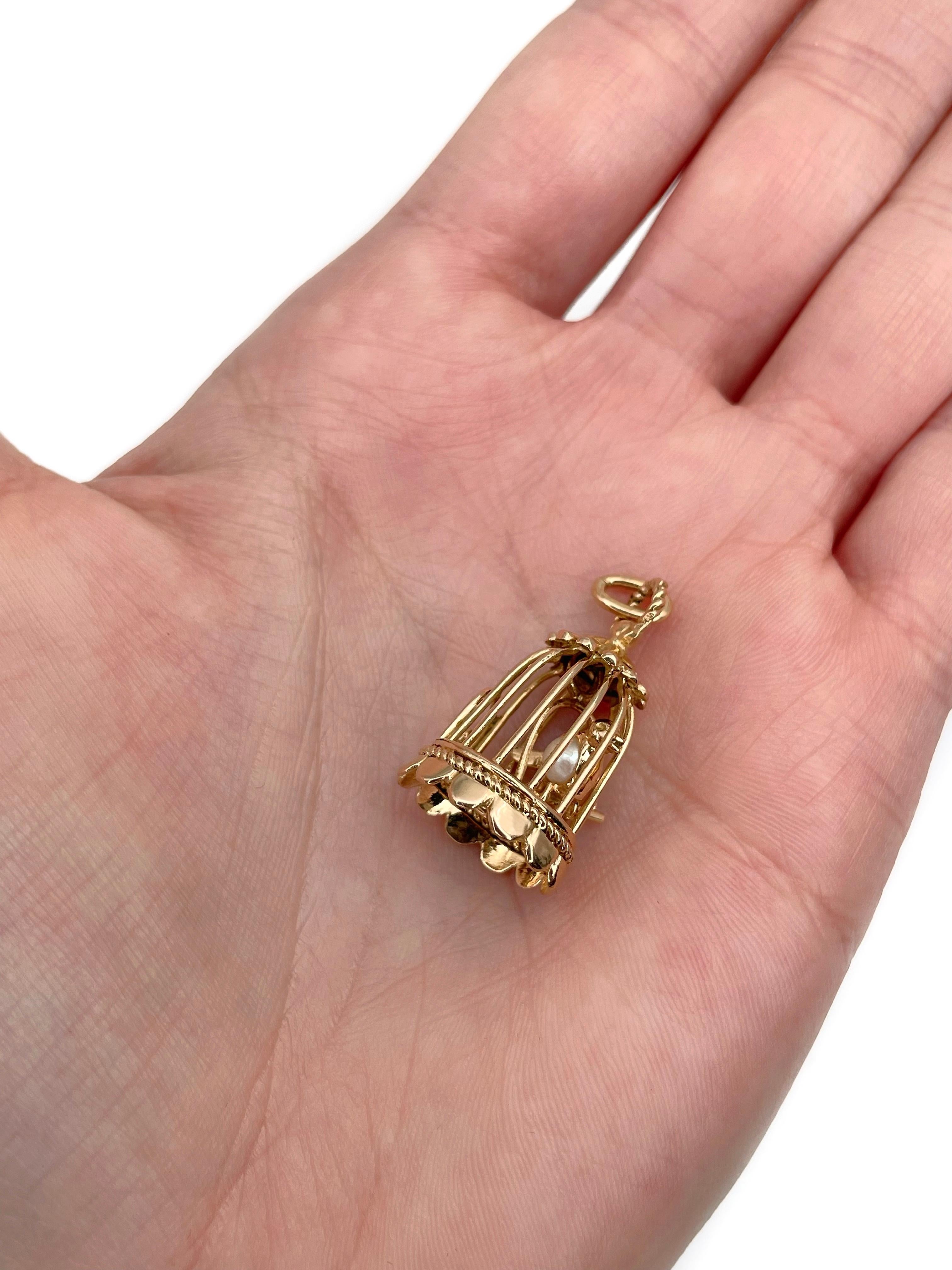 Dies ist ein verspielter Vintage-Vogel-im-Käfig-Charm-Anhänger. Sie ist aus 18 Karat Gold gefertigt. Das Stück besteht aus einer Zuchtperle. Circa 1970. 

Gewicht: 5,73 g
Länge: 3.1 cm
Durchmesser der Basis: 1.5cm

WICHTIG: Als Käufer sind Sie in