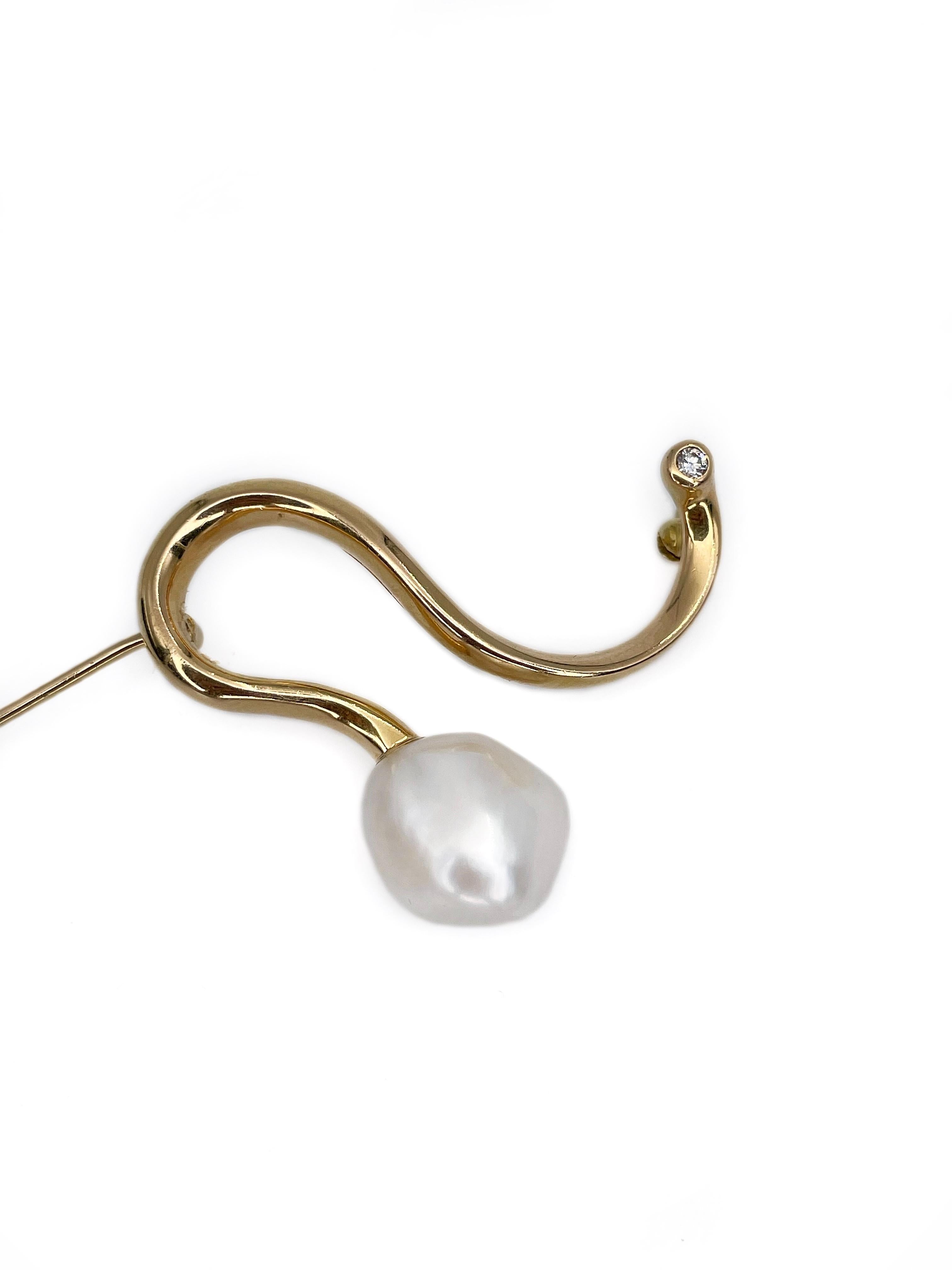 This is a vintage curved pin brooch crafted in 18K yellow gold. It features one cultured pearl and one brilliant cut diamond (0.04ct, RW-W, VS). 

It is an exceptional and elegant brooch.

Hallmarks: “VH 750”

Weight: 10.12g
Size: 4x3cm

———

If you