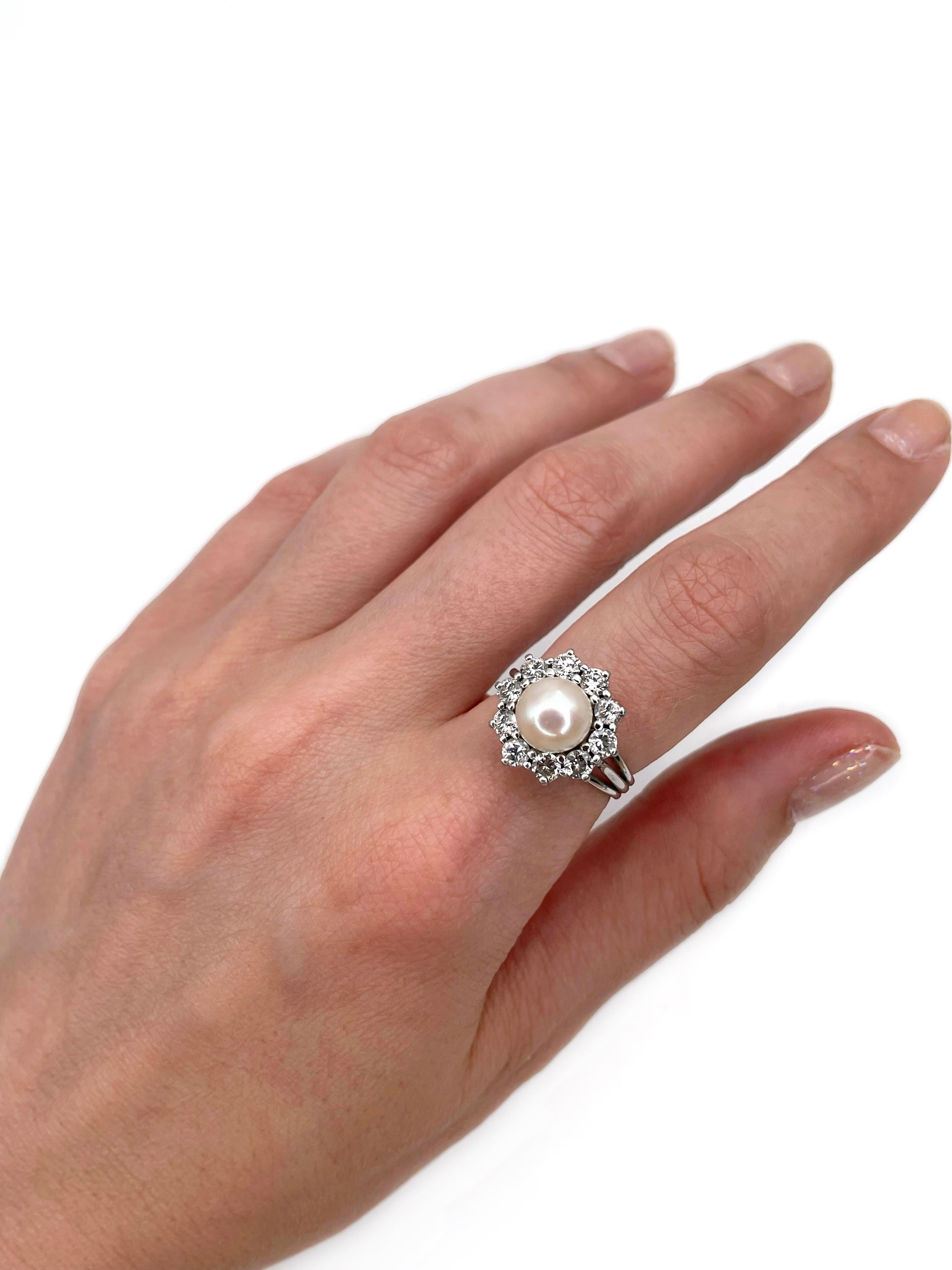 Il s'agit d'une bague vintage en or 18 carats et en platine 900. Circa 1980. 

La pièce comporte :
- 1 perle de culture
- 10 diamants, taille ronde brillante, TW 1.00ct, RW+/RW, SI

Poids : 7,21 g
Taille : 16.5 (US 6)

IMPORTANT : veuillez vous